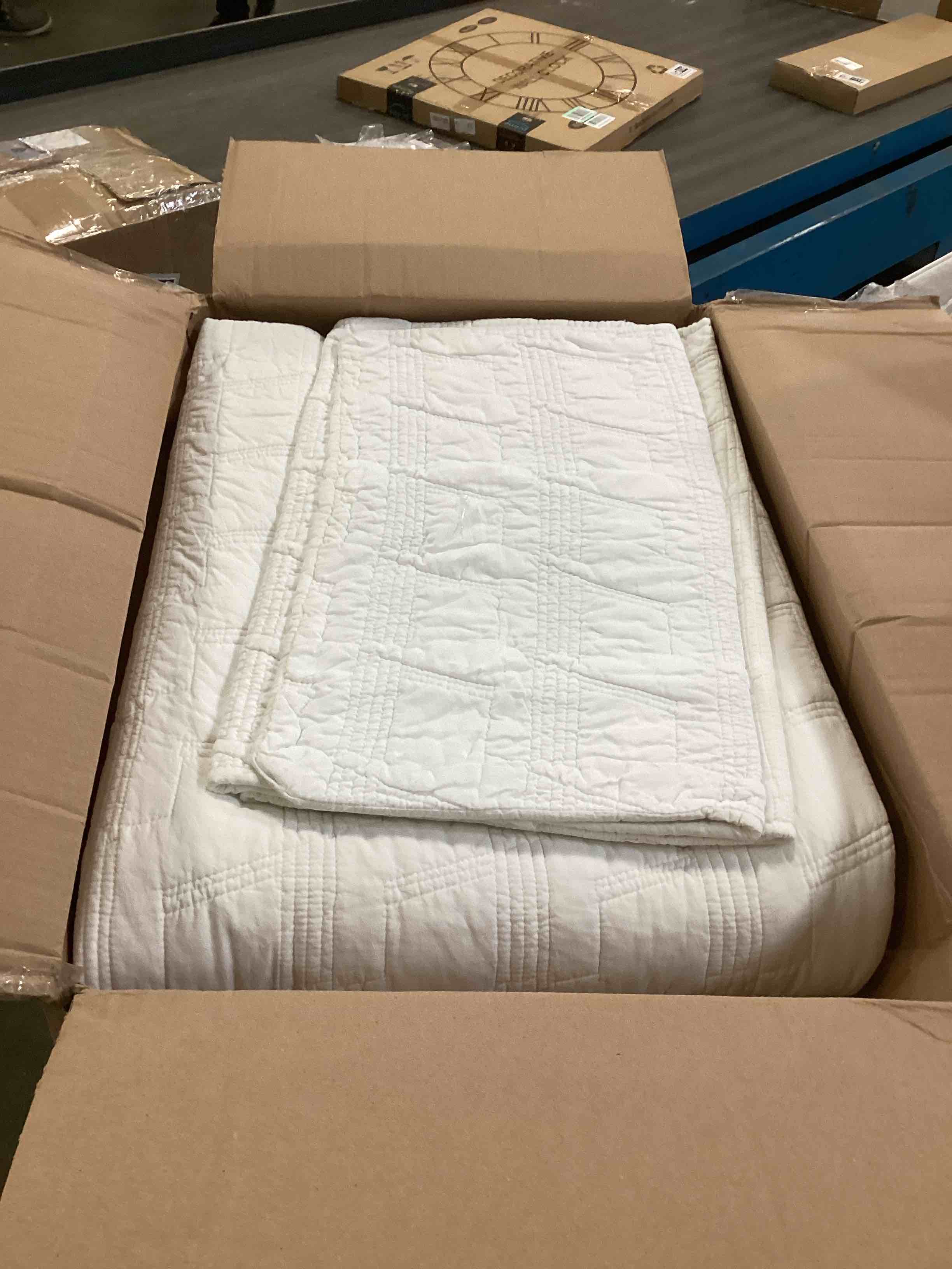 https://s3.amazonaws.com/lotting-images-prod/bidfta/PPE0006425_1729016878284.jpeg