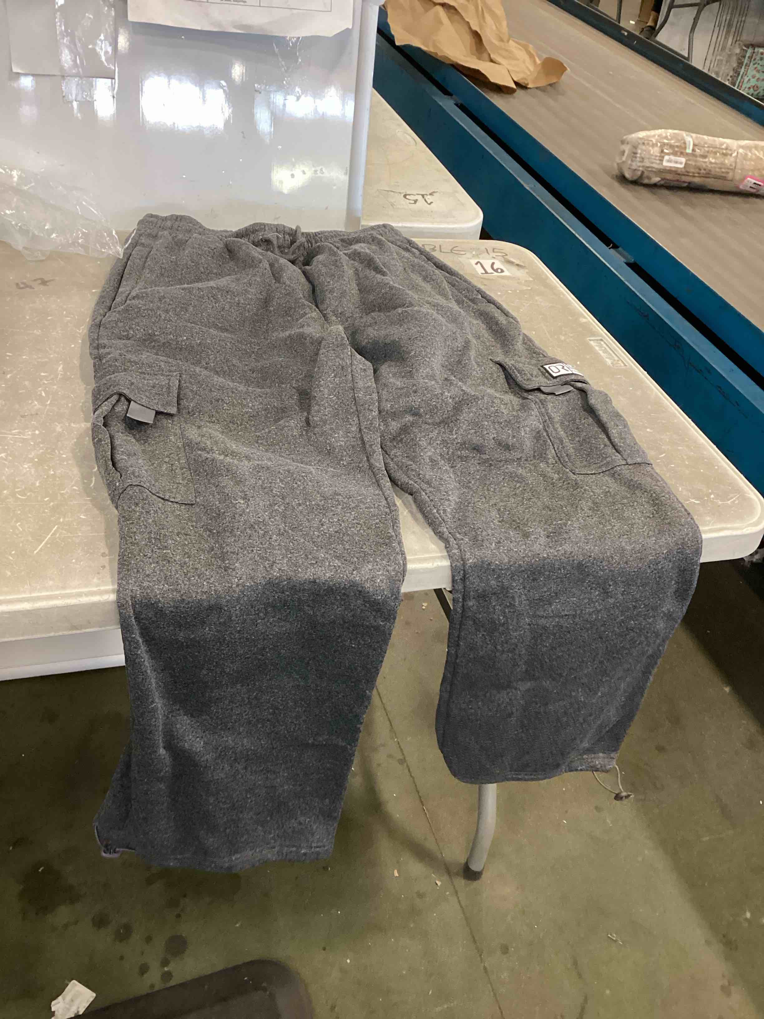 https://s3.amazonaws.com/lotting-images-prod/bidfta/PPE0006927_1728590948716.jpeg