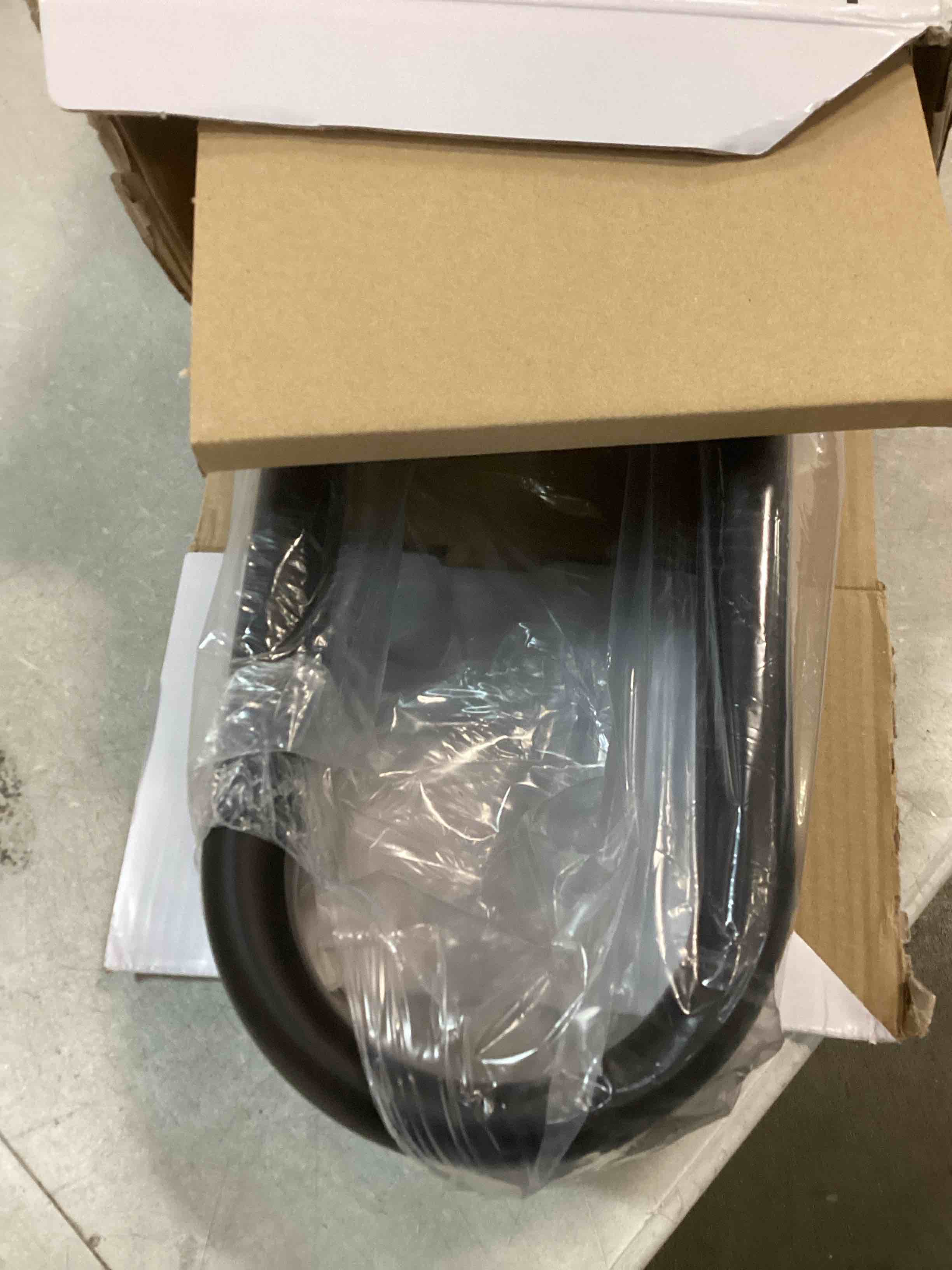 https://s3.amazonaws.com/lotting-images-prod/bidfta/PPE00147732_1728312781317.jpeg