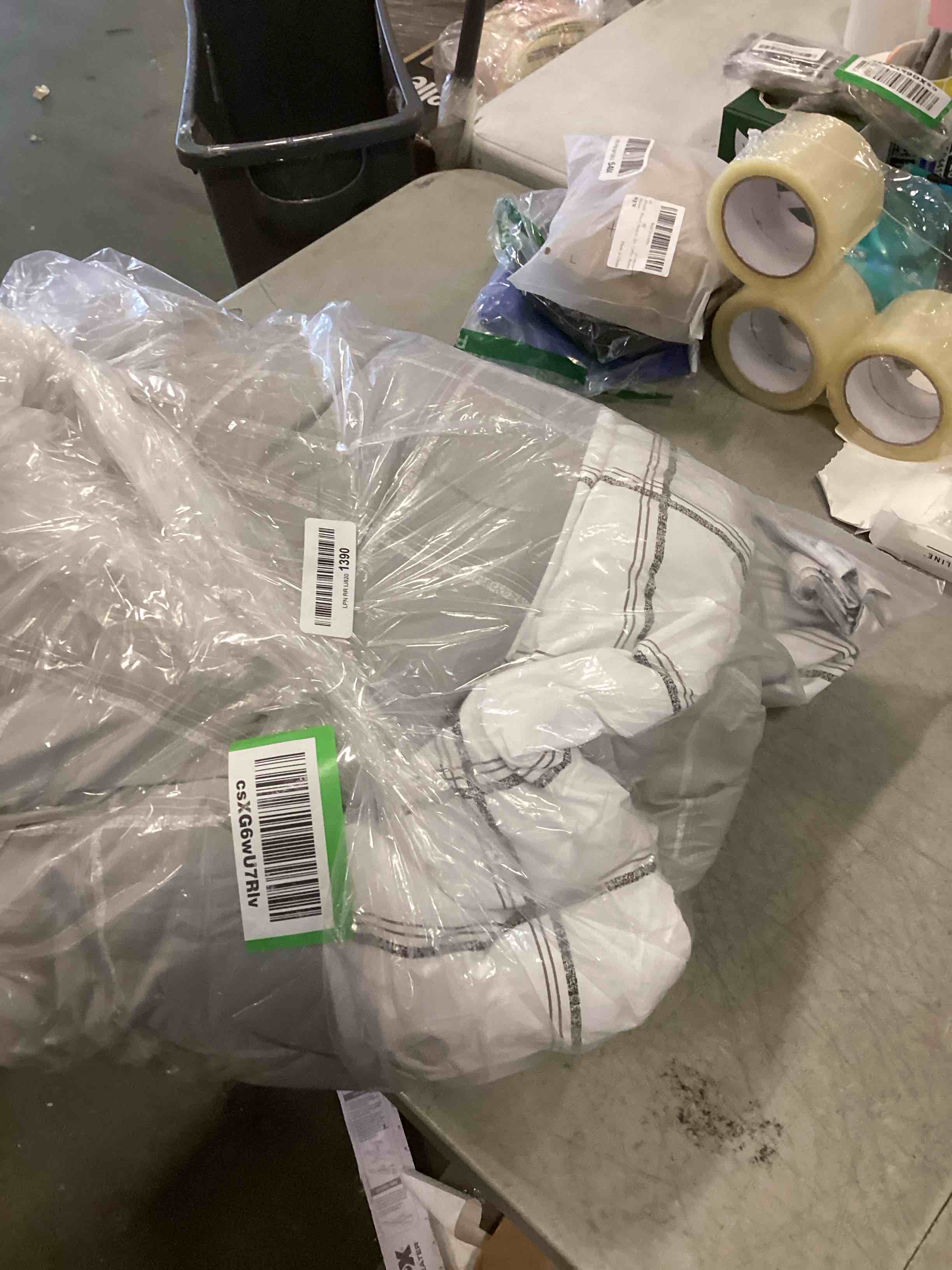 https://s3.amazonaws.com/lotting-images-prod/bidfta/PPE00154679_1728488424879.jpeg