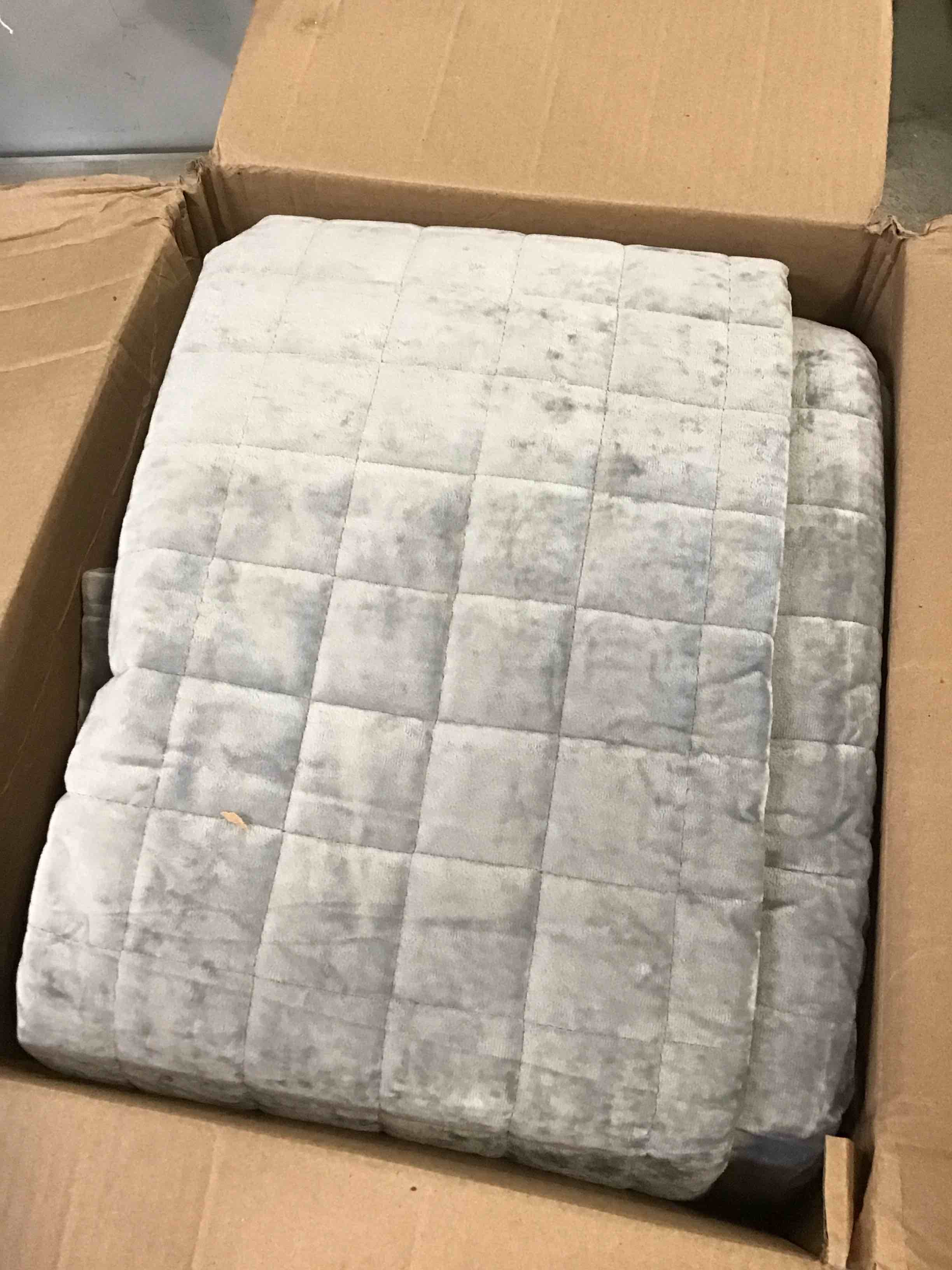 https://s3.amazonaws.com/lotting-images-prod/bidfta/PPE00166385_1728145762069.jpeg