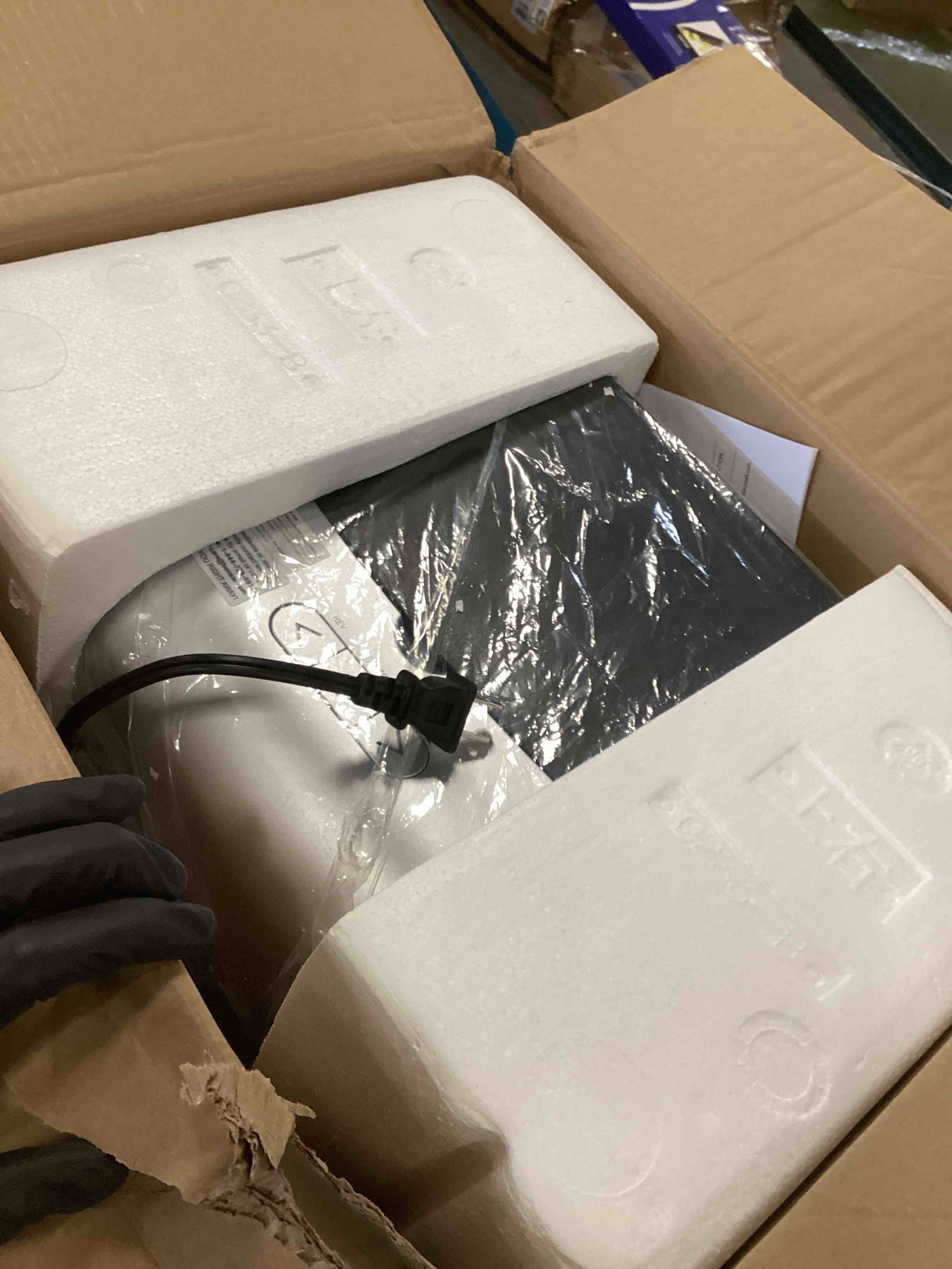 https://s3.amazonaws.com/lotting-images-prod/bidfta/PPE0017760_1724174608135.jpeg