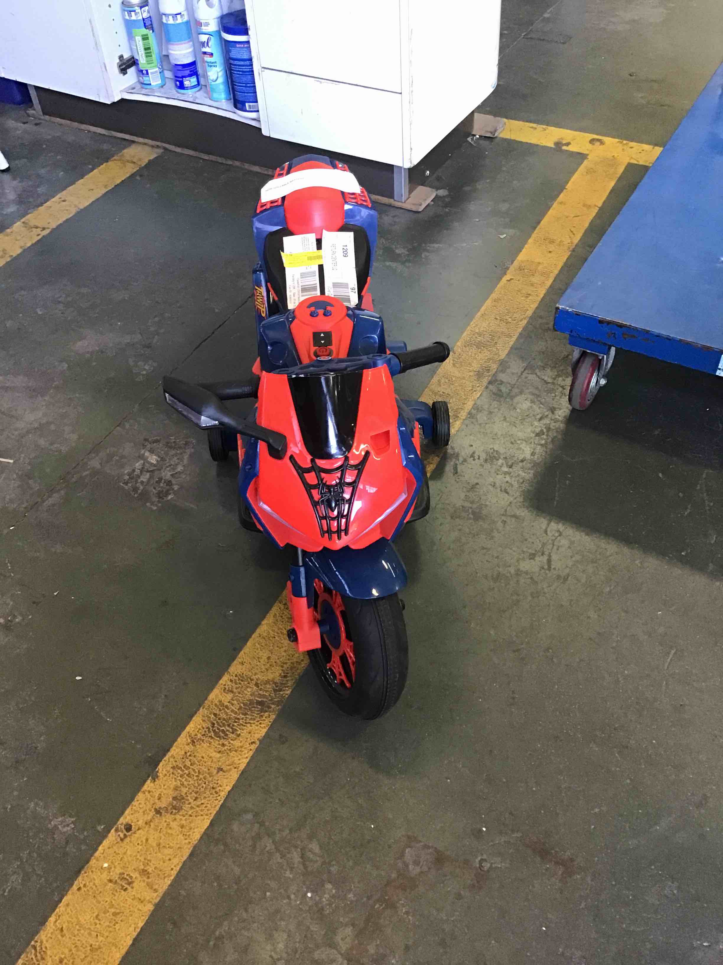 Spider-Man nonspillable battery bike with training wheels