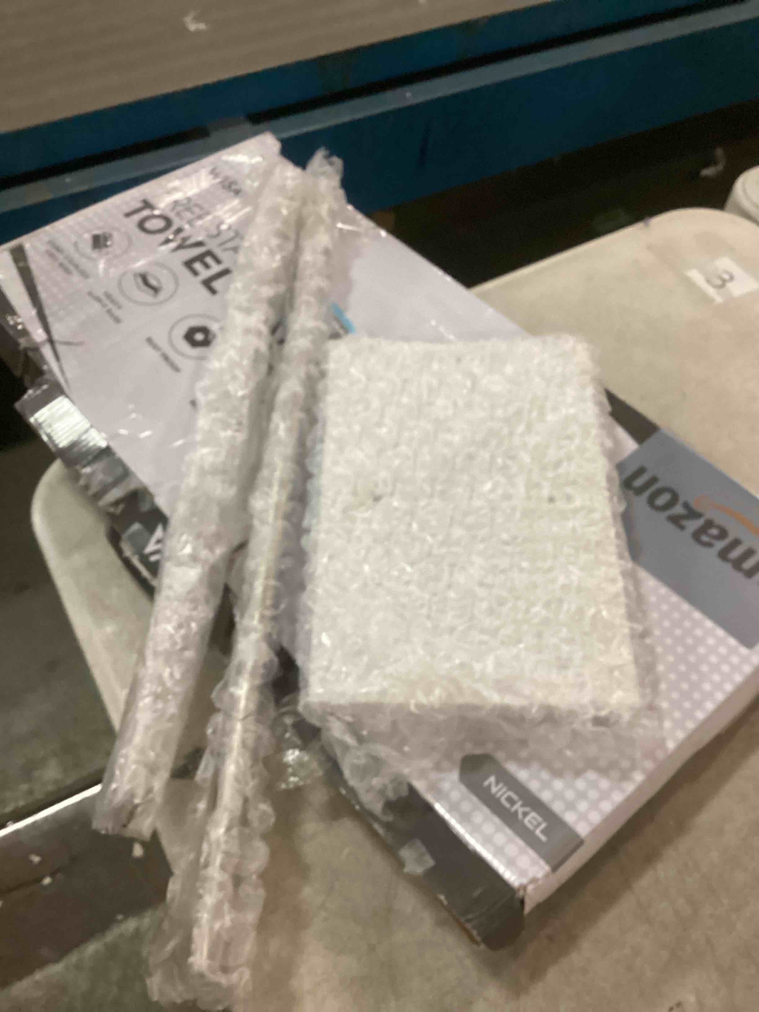 https://s3.amazonaws.com/lotting-images-prod/bidfta/PPE00214628_1729828241359.jpeg