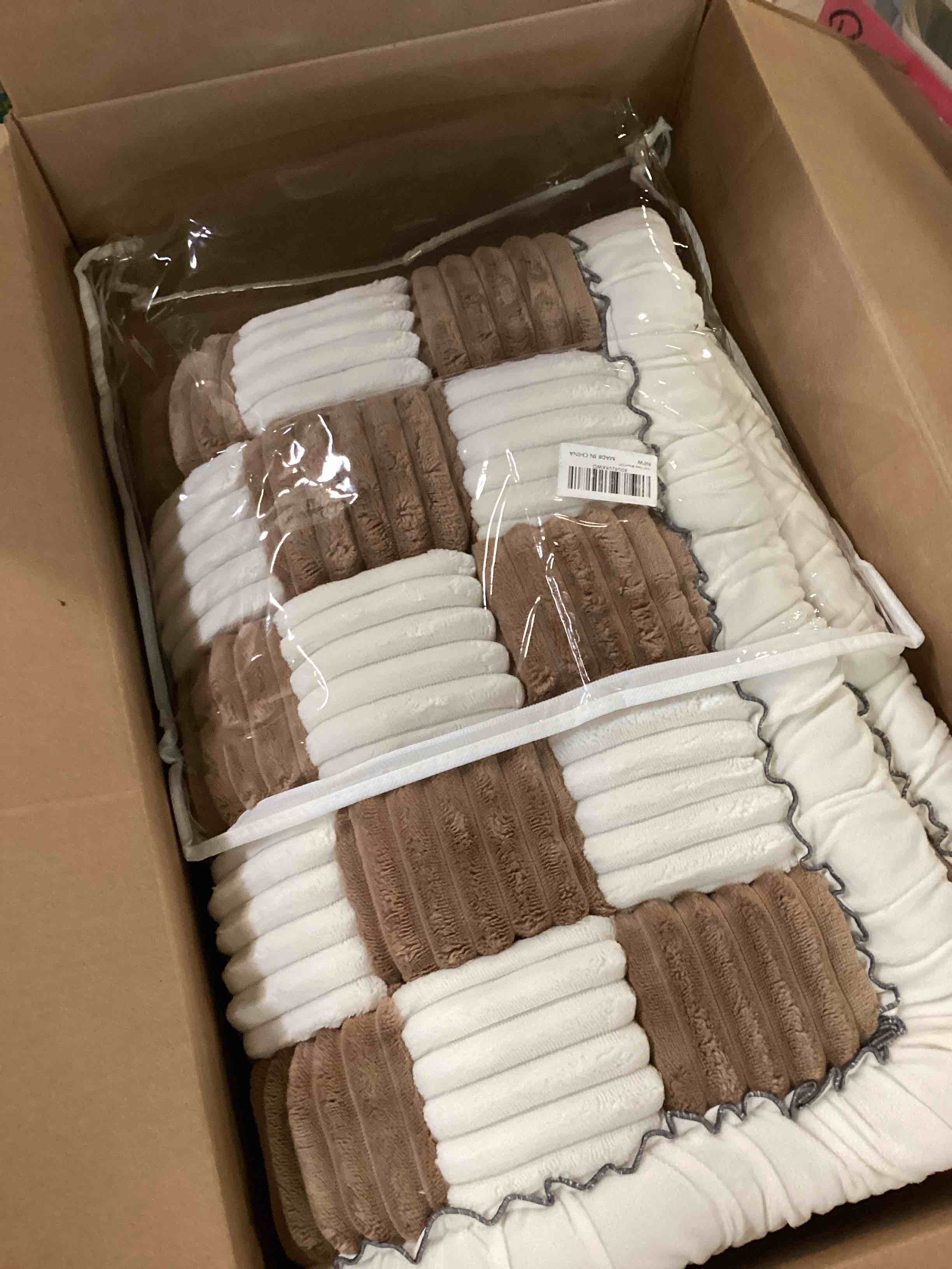 https://s3.amazonaws.com/lotting-images-prod/bidfta/PPE0034097_1728581804467.jpeg
