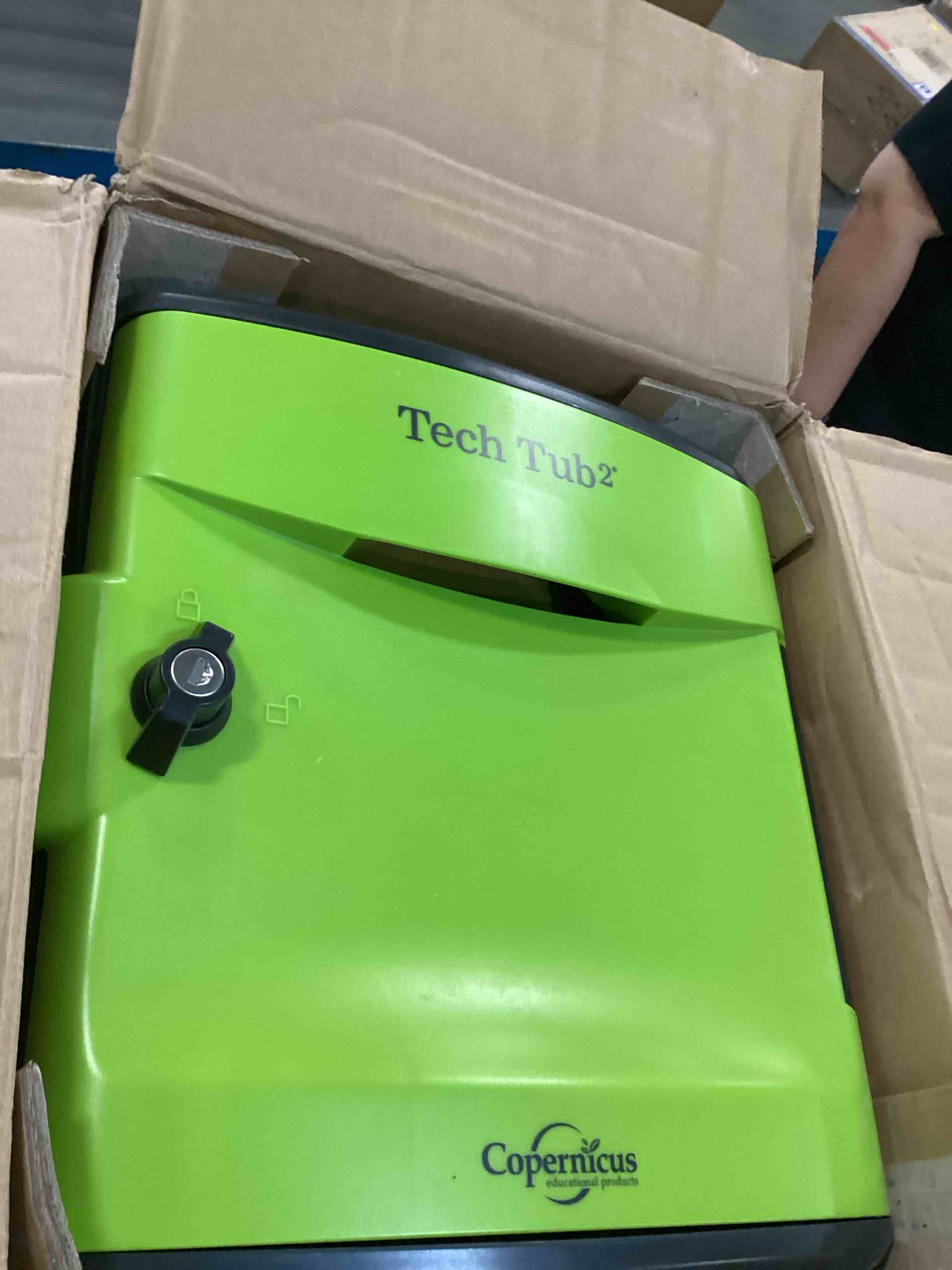 https://s3.amazonaws.com/lotting-images-prod/bidfta/PPE0046658_1724245743395.jpeg