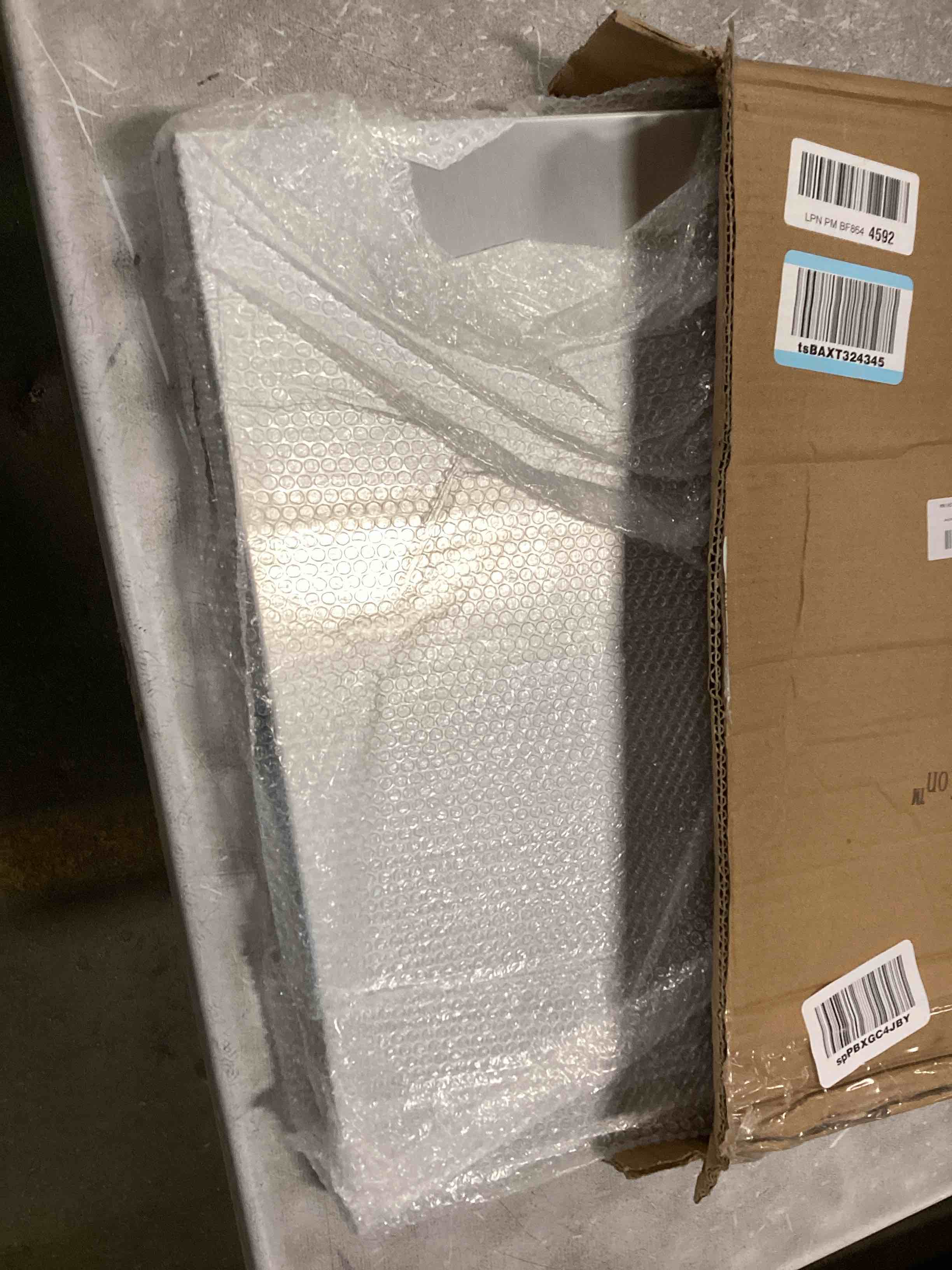 https://s3.amazonaws.com/lotting-images-prod/bidfta/PPE0066976_1723520003877.jpeg