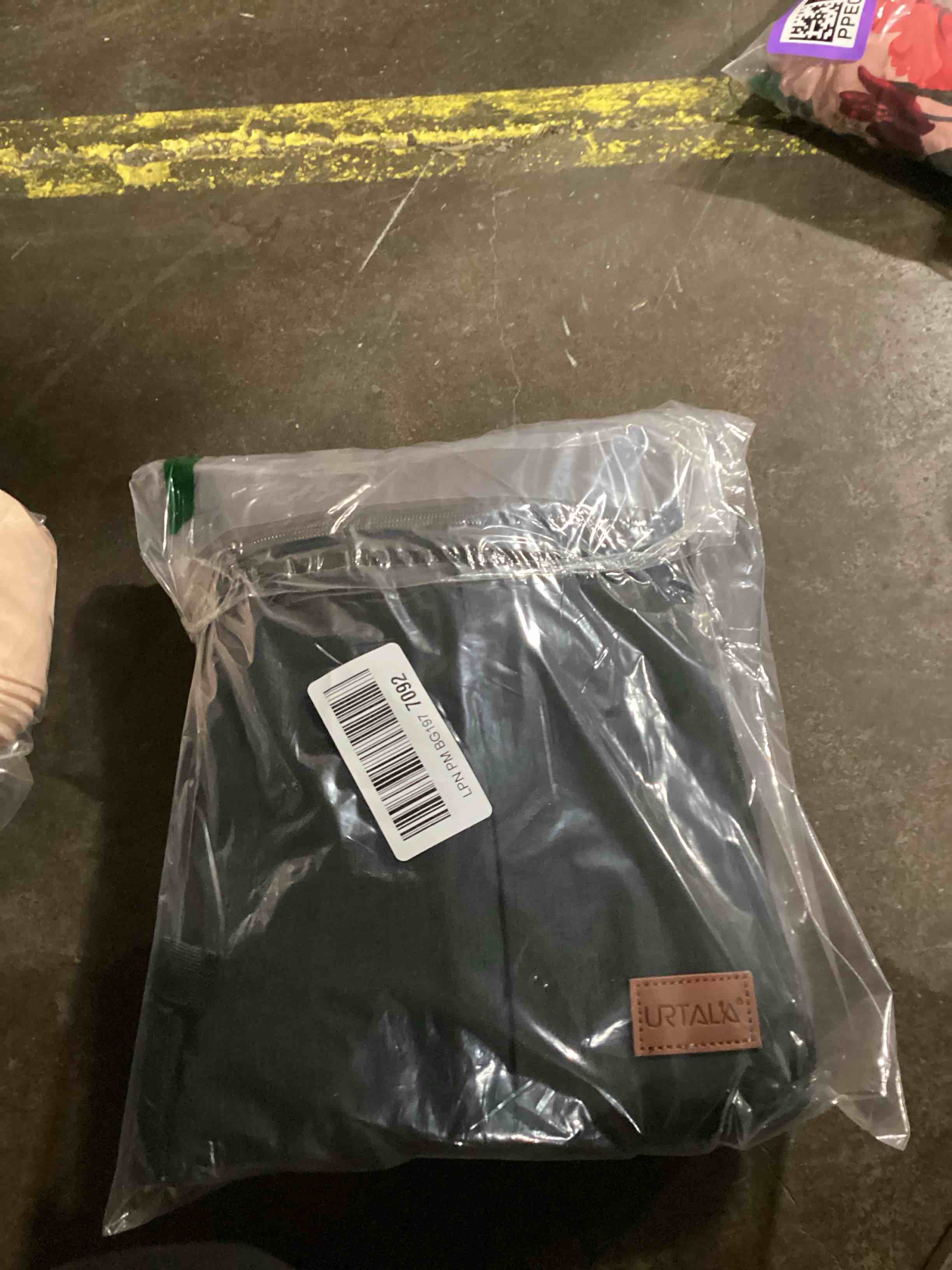 https://s3.amazonaws.com/lotting-images-prod/bidfta/PPE0141867_1727447804708.jpeg