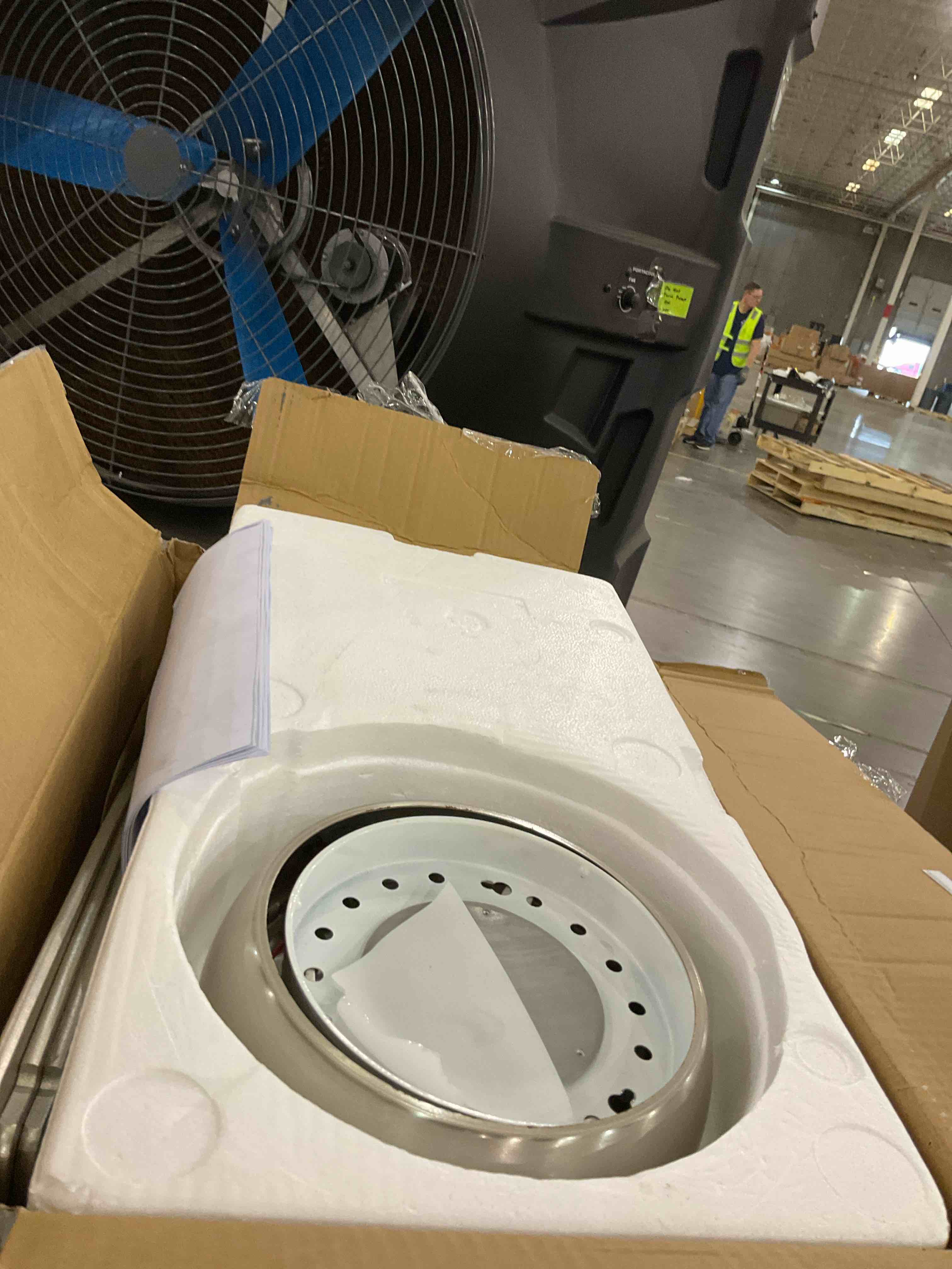 https://s3.amazonaws.com/lotting-images-prod/bidfta/PPE0308978_1730990988147.jpeg