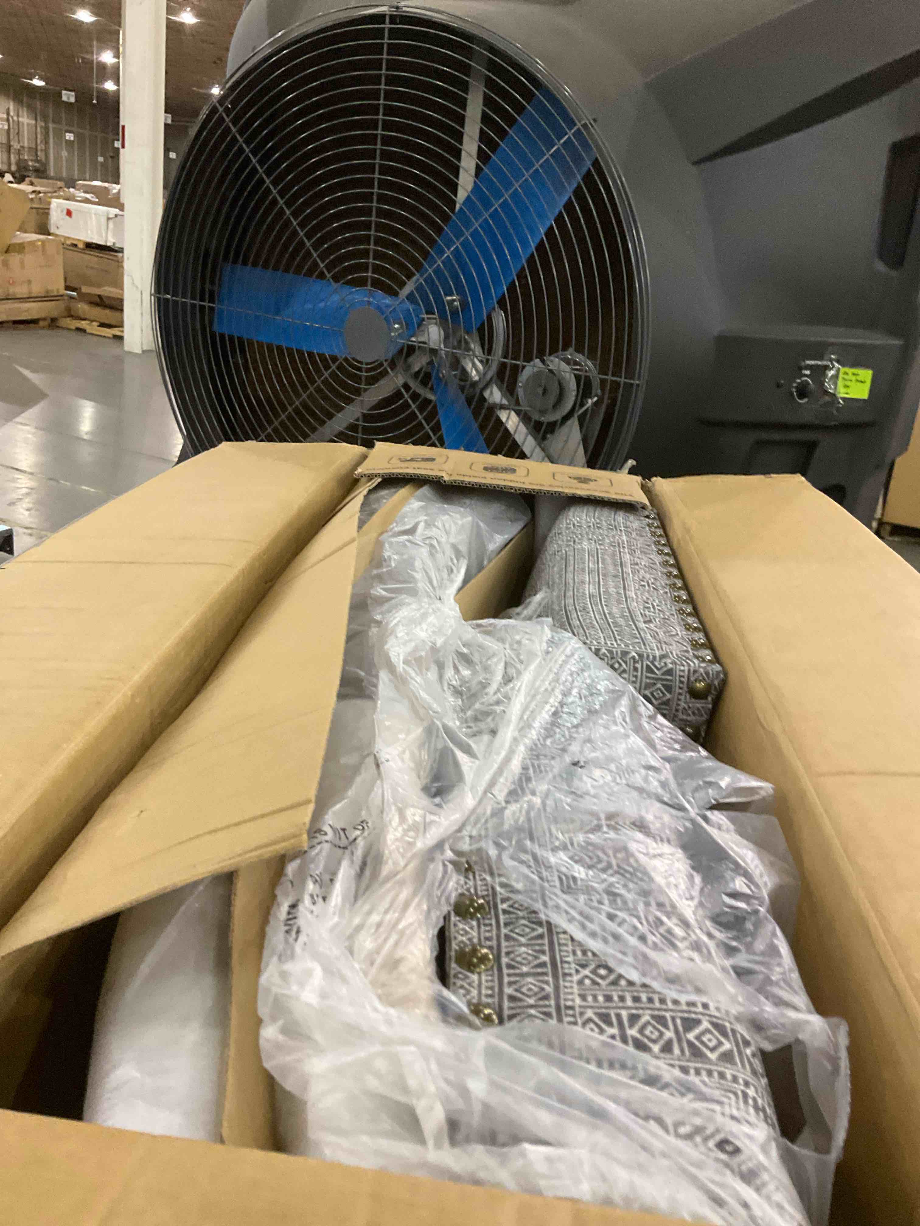 https://s3.amazonaws.com/lotting-images-prod/bidfta/PPE0309899_1730461004705.jpeg