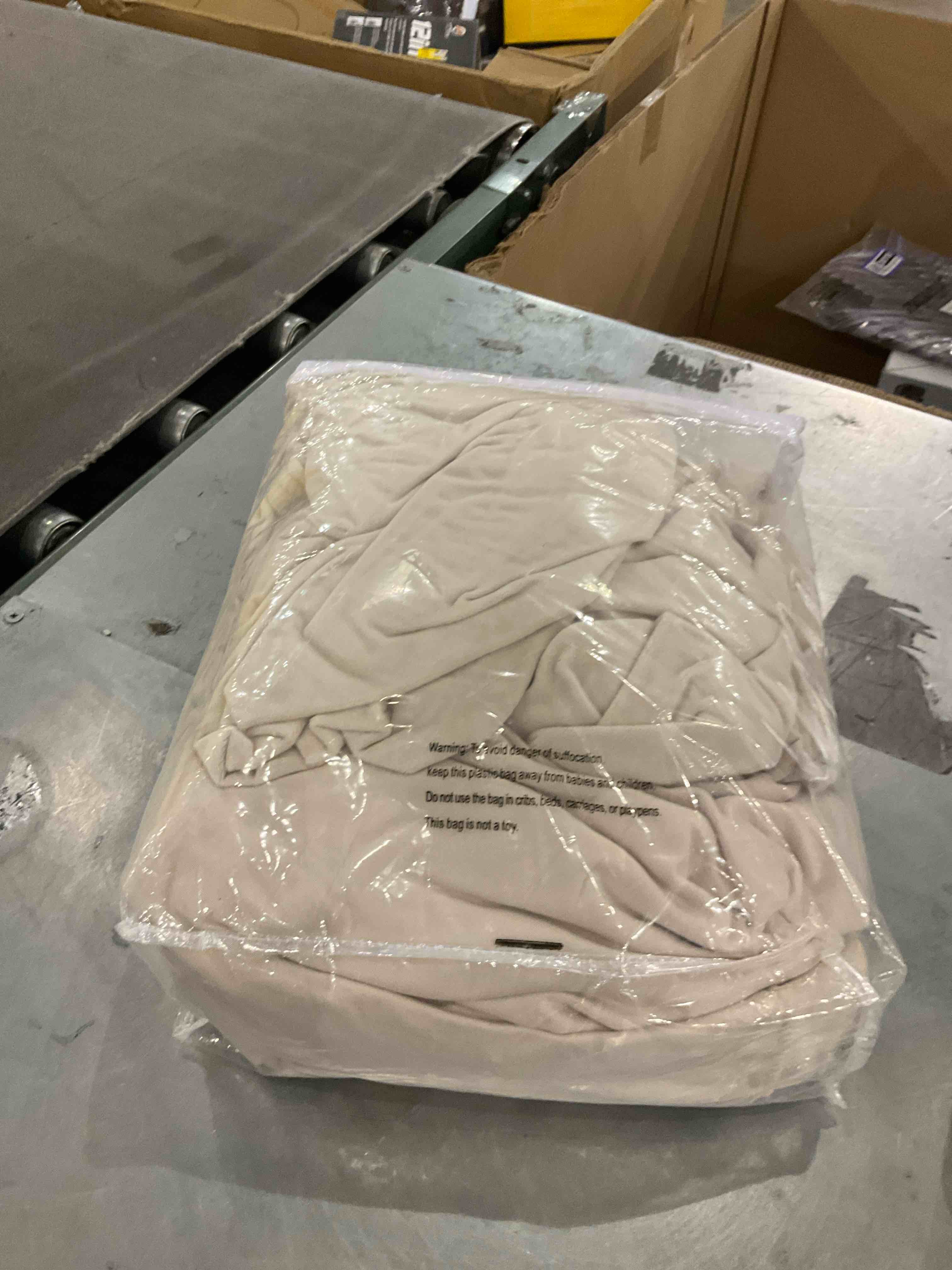 https://s3.amazonaws.com/lotting-images-prod/bidfta/PPE0313016_1735916741618.jpeg