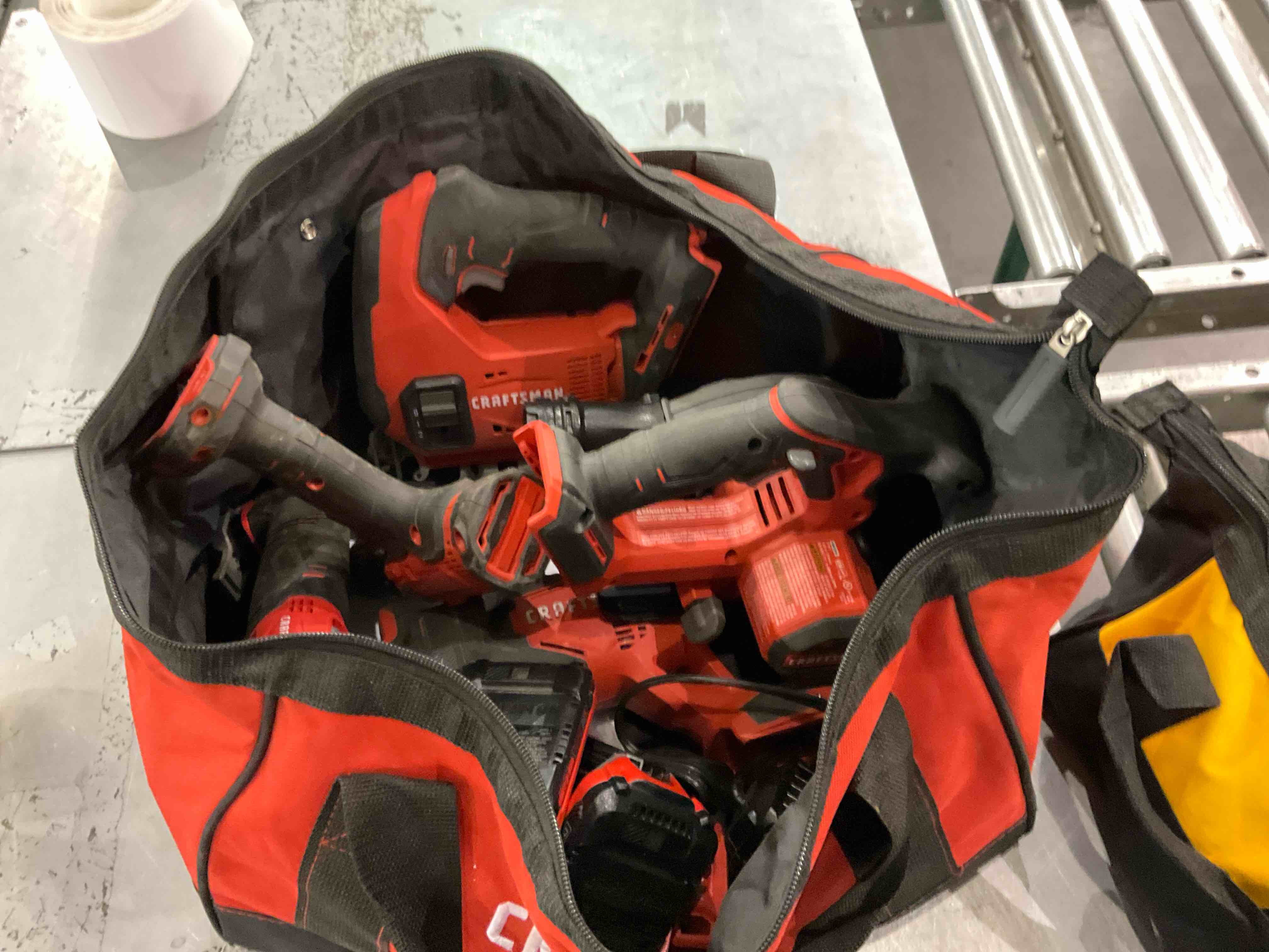 https://s3.amazonaws.com/lotting-images-prod/bidfta/PPE0316405_1730982680637.jpeg