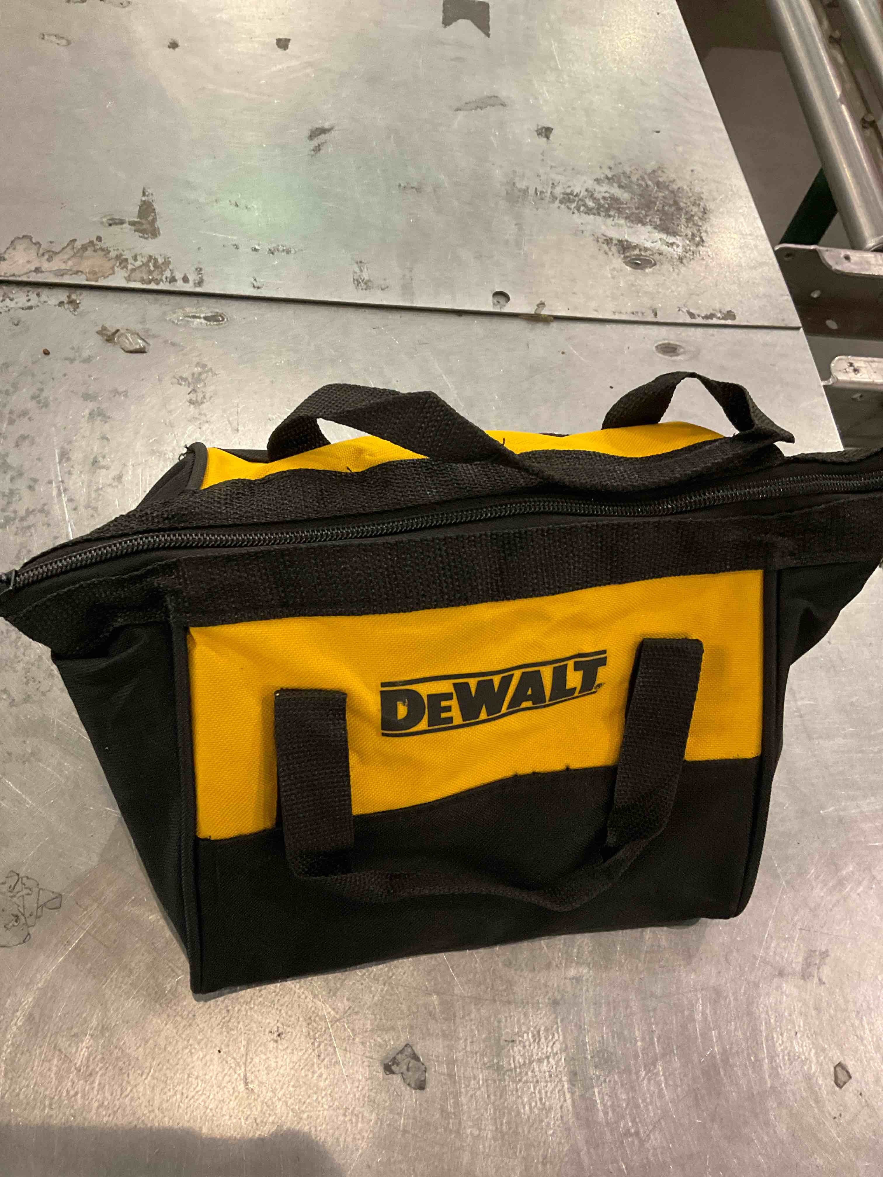 https://s3.amazonaws.com/lotting-images-prod/bidfta/PPE0317740_1729774123862.jpeg