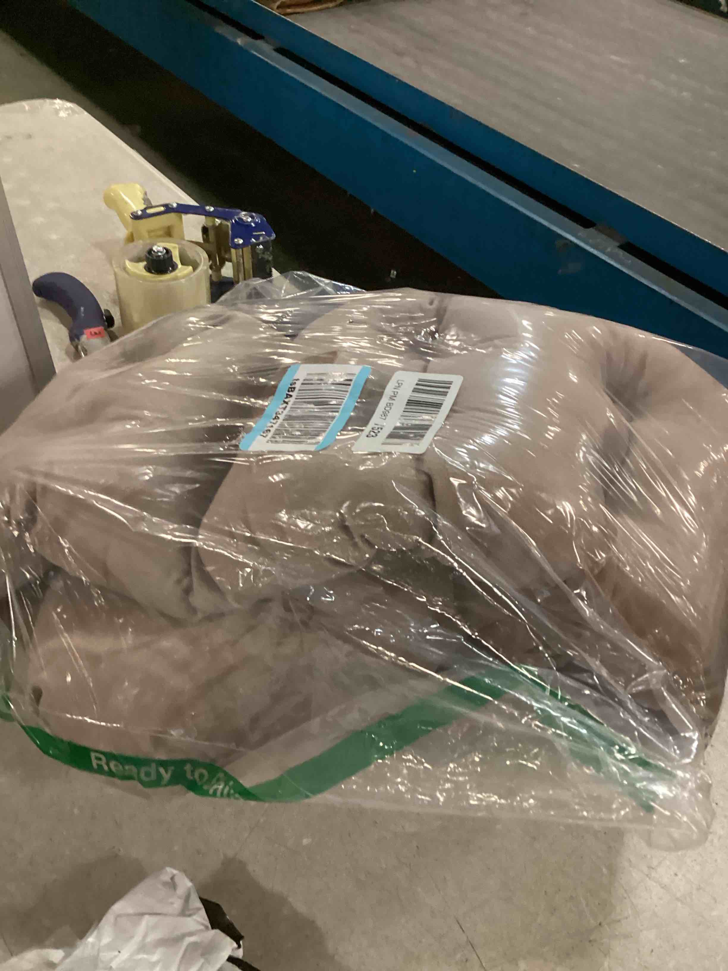 https://s3.amazonaws.com/lotting-images-prod/bidfta/PPE0345405_1728388246680.jpeg