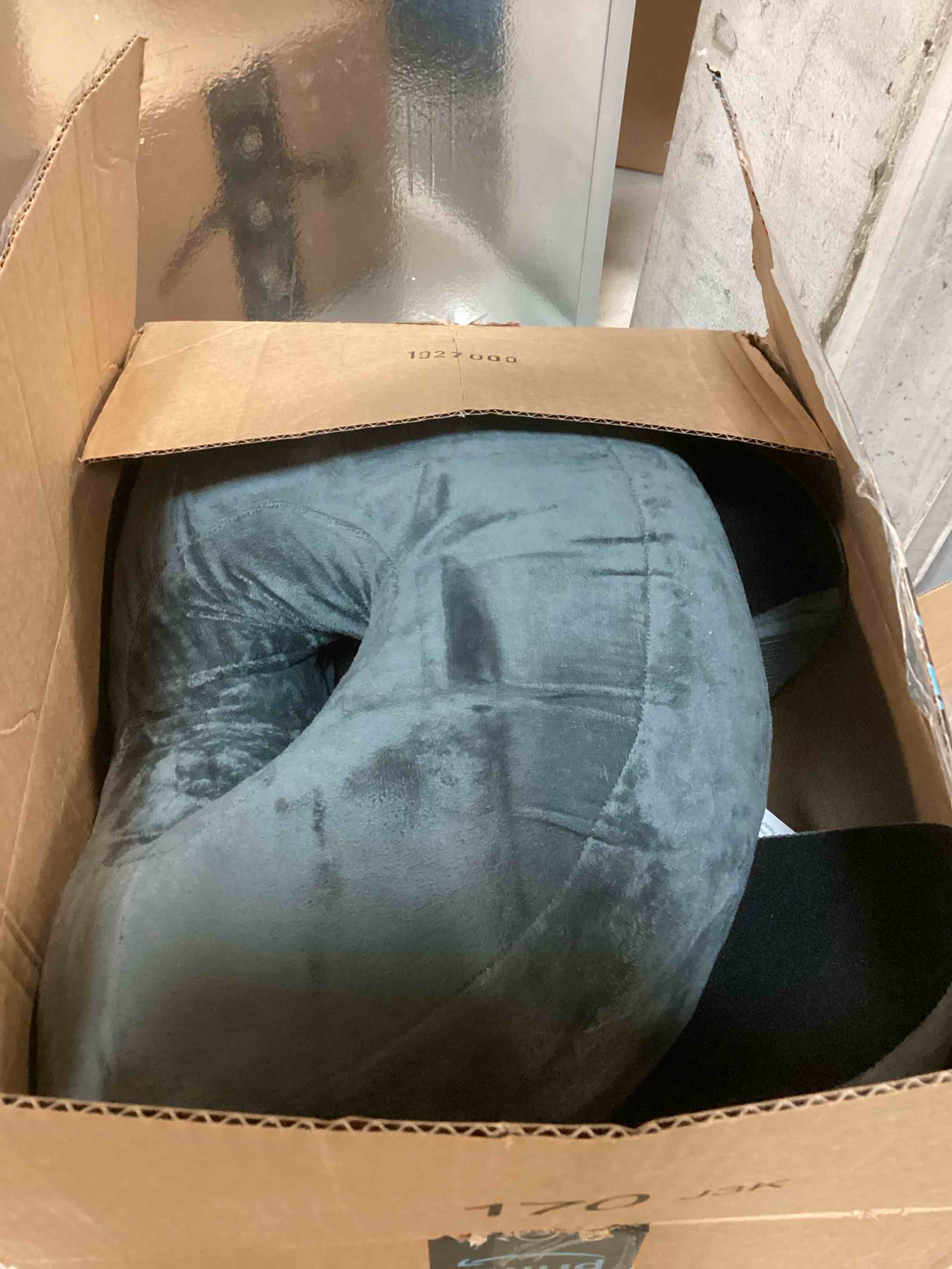 https://s3.amazonaws.com/lotting-images-prod/bidfta/PPE0368861_1728363324952.jpeg