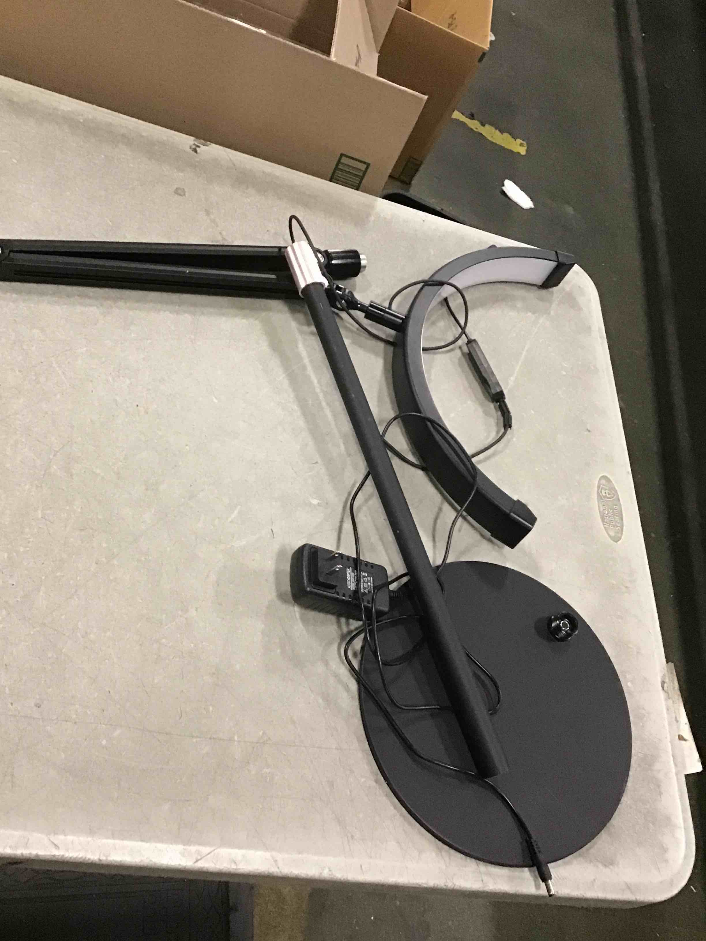 https://s3.amazonaws.com/lotting-images-prod/bidfta/PPE0405555_1728998001645.jpeg
