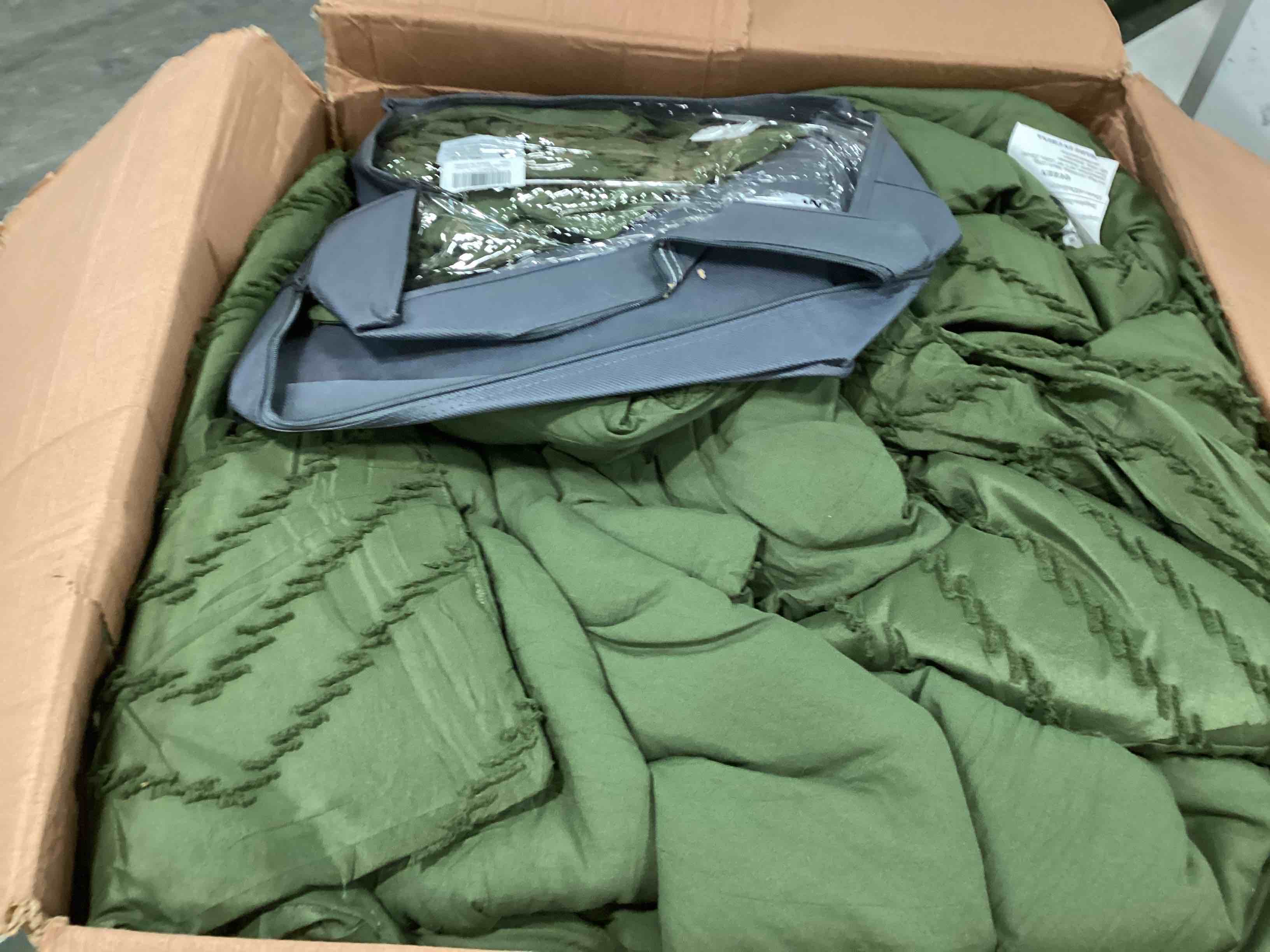 https://s3.amazonaws.com/lotting-images-prod/bidfta/PPE0407984_1728611289376.jpeg