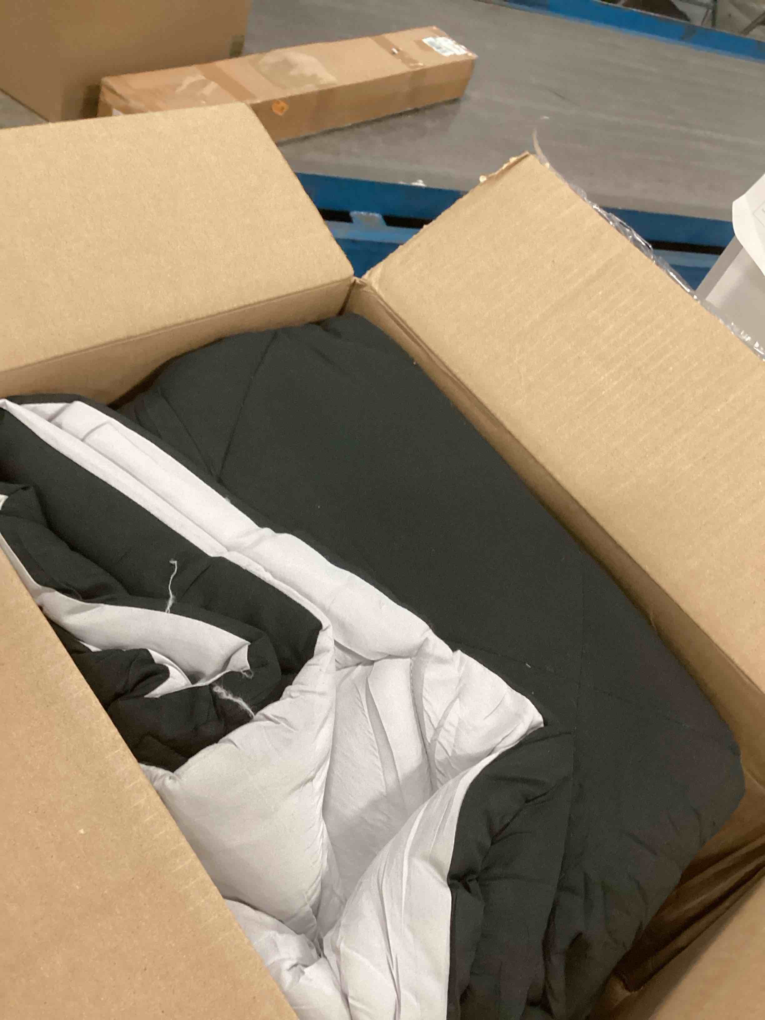 NexHome Lightweight Comforter Set Queen Size, Down Alternative Solid