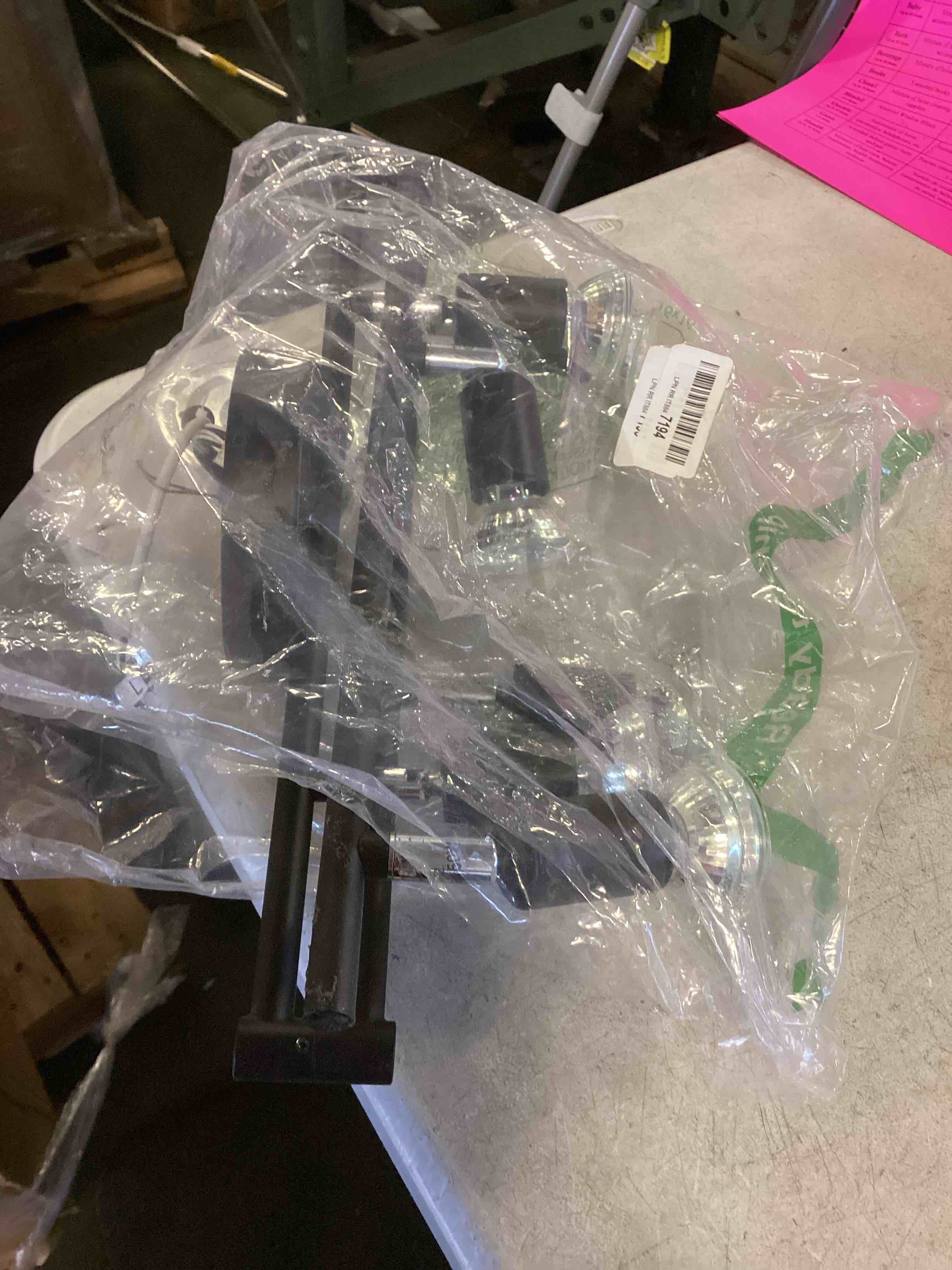 https://s3.amazonaws.com/lotting-images-prod/bidfta/PPE0429022_1728321944821.jpeg