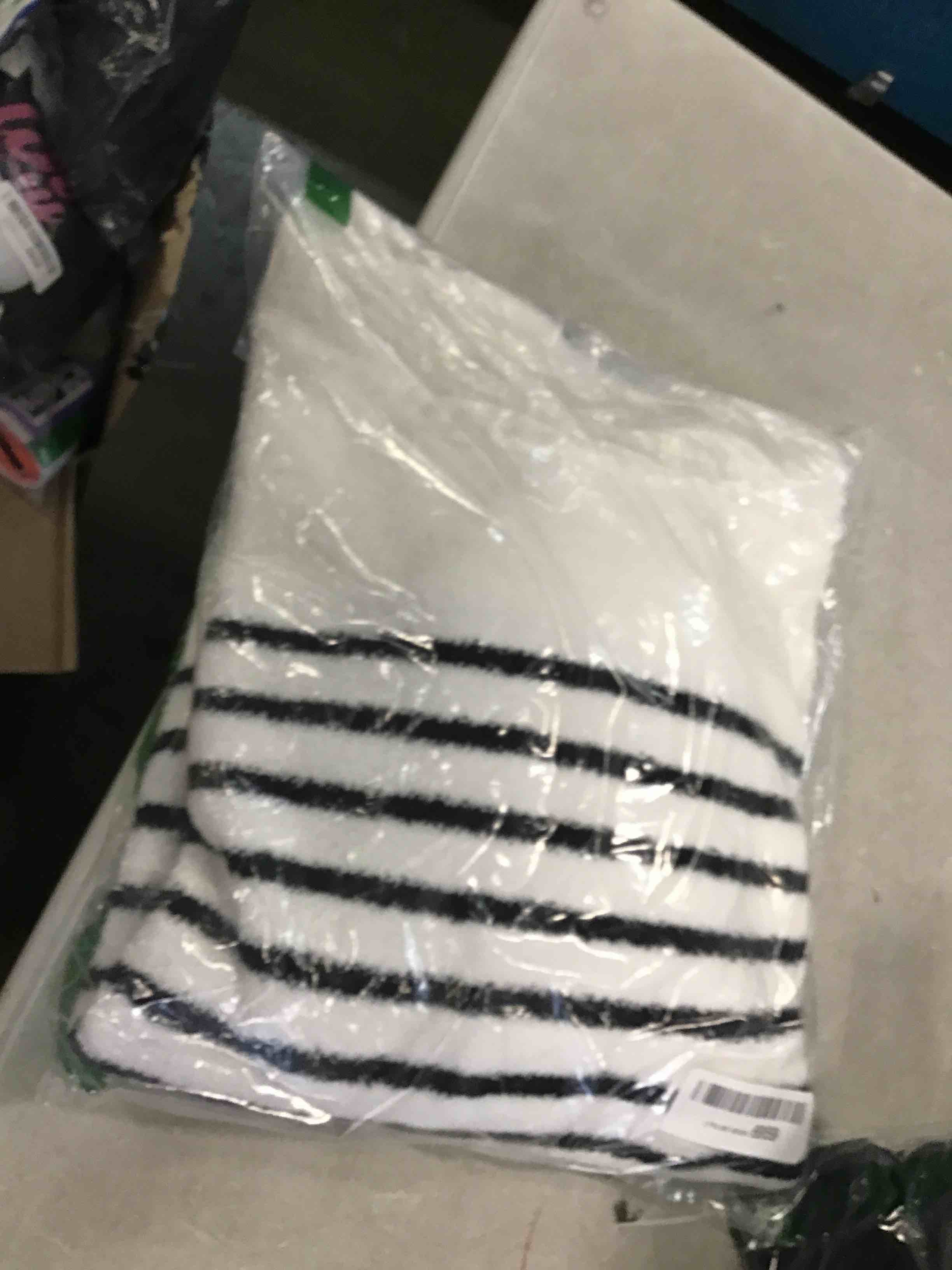 https://s3.amazonaws.com/lotting-images-prod/bidfta/PPE0441070_1728496074949.jpeg