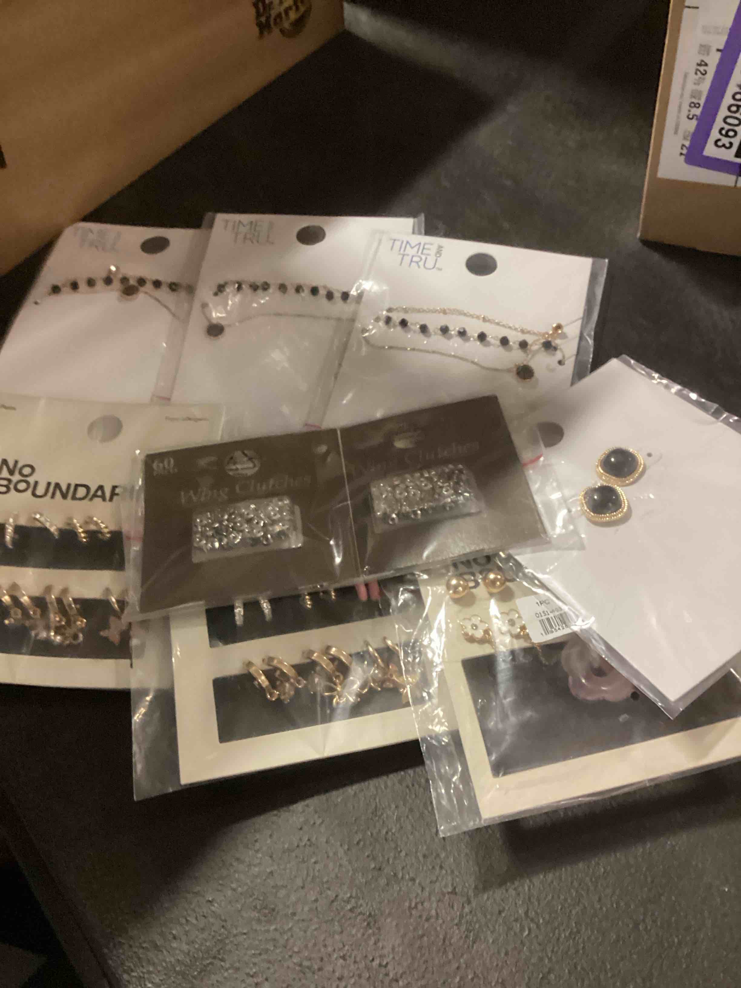 ASSORTED LOT OF TIME AND TRU AND NO BOUNDARIES ACCESSORIES 