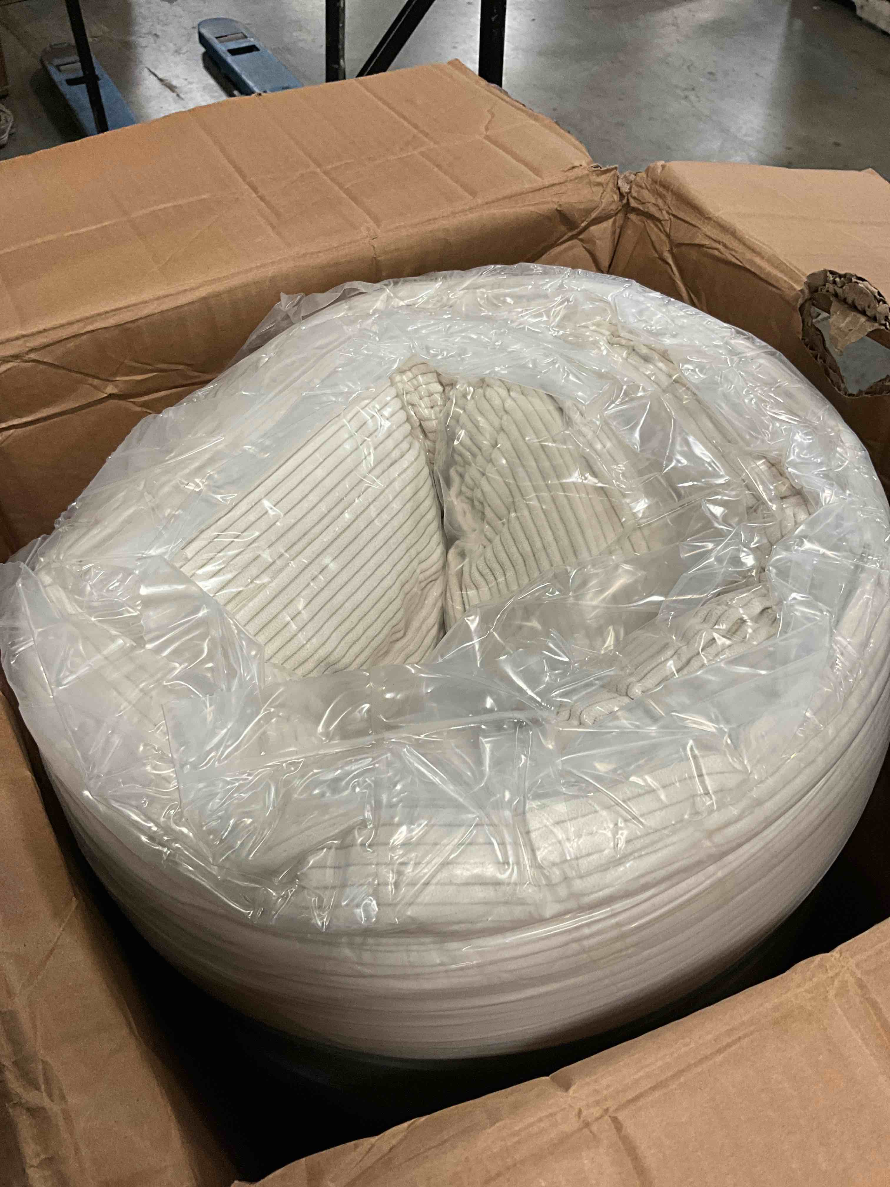 https://s3.amazonaws.com/lotting-images-prod/bidfta/PPE0475040_1729201891965.jpeg