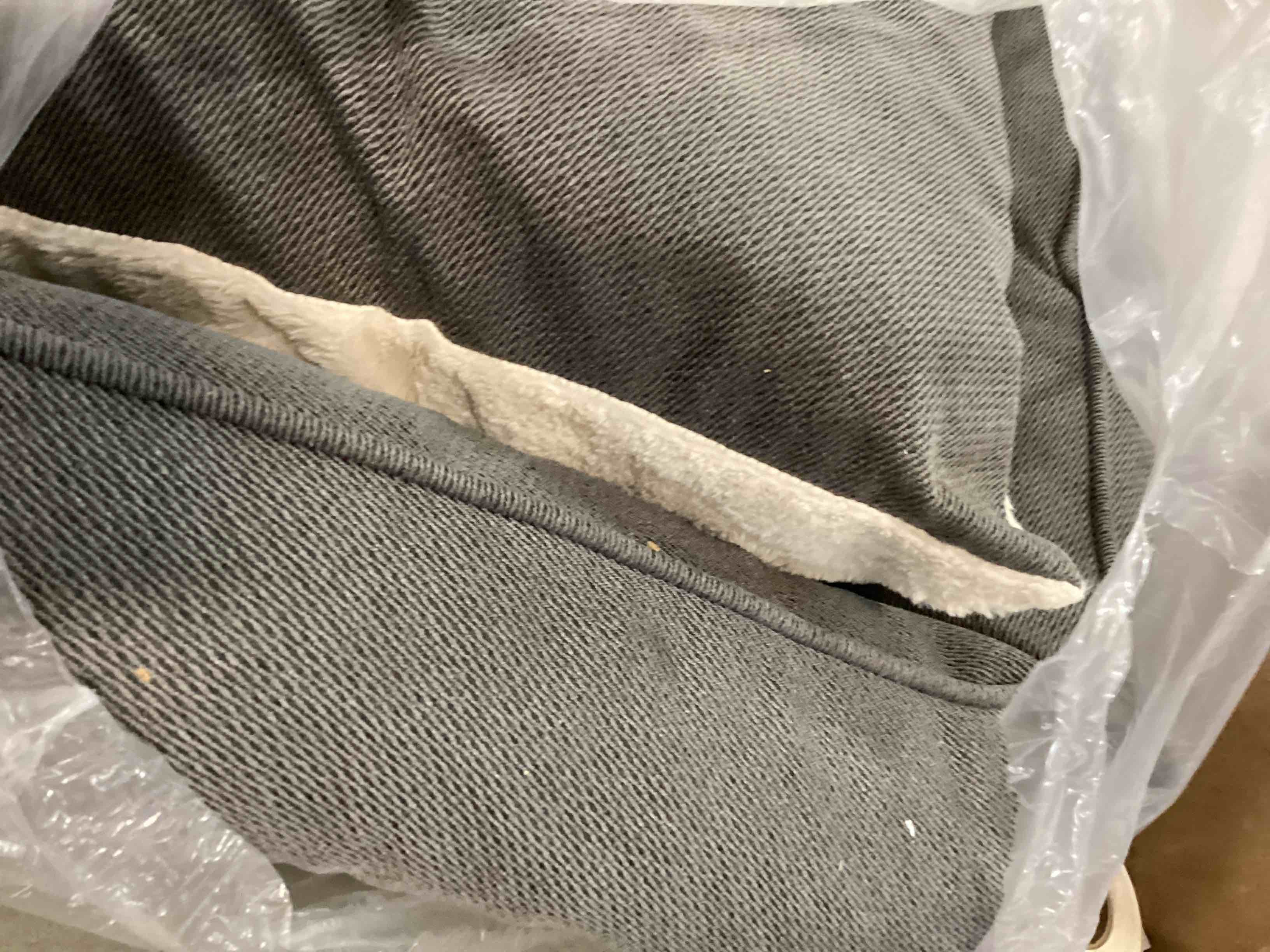 https://s3.amazonaws.com/lotting-images-prod/bidfta/PPE0480910_1729879236854.jpeg