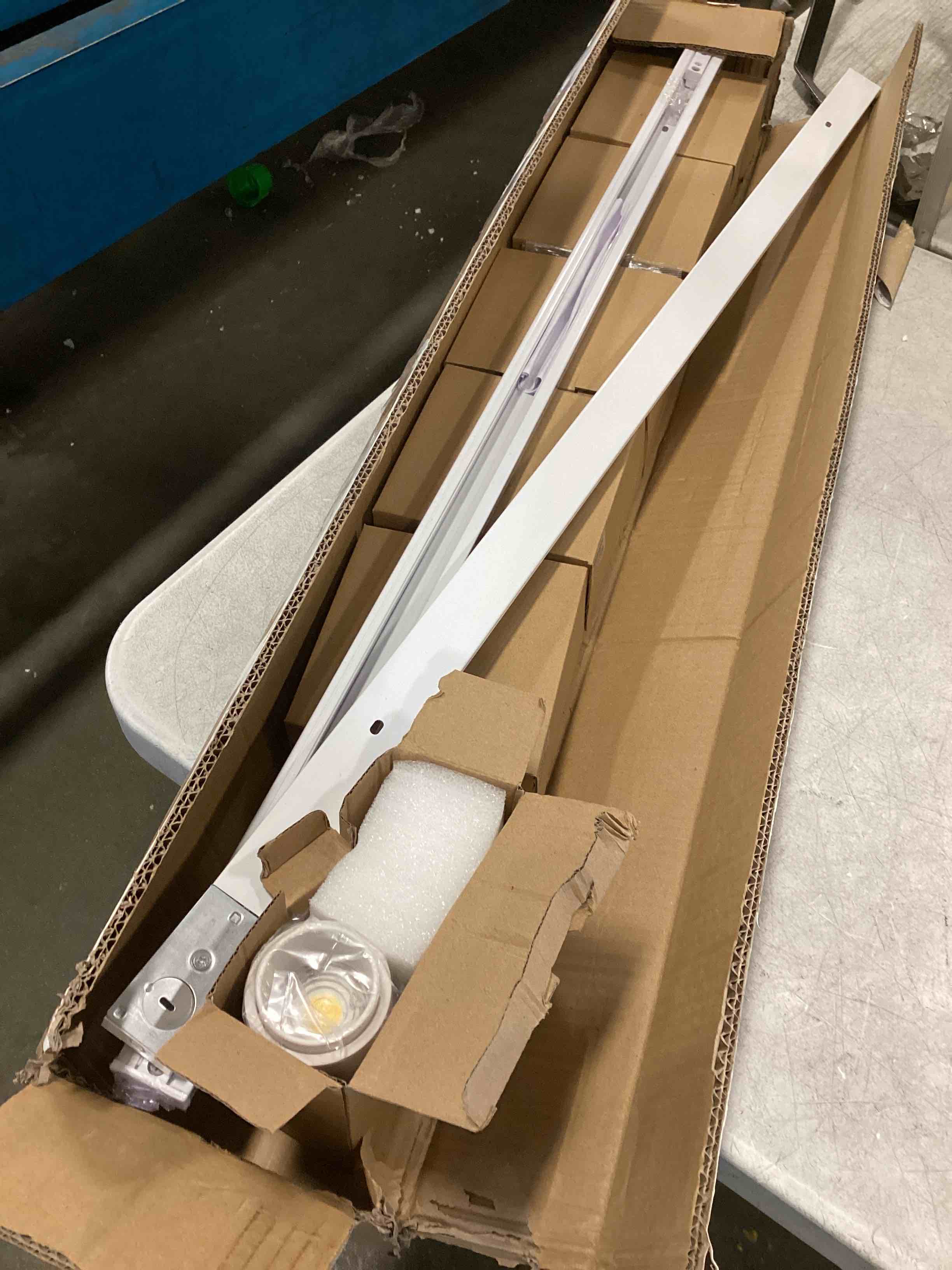 https://s3.amazonaws.com/lotting-images-prod/bidfta/PPE0481997_1729171536164.jpeg