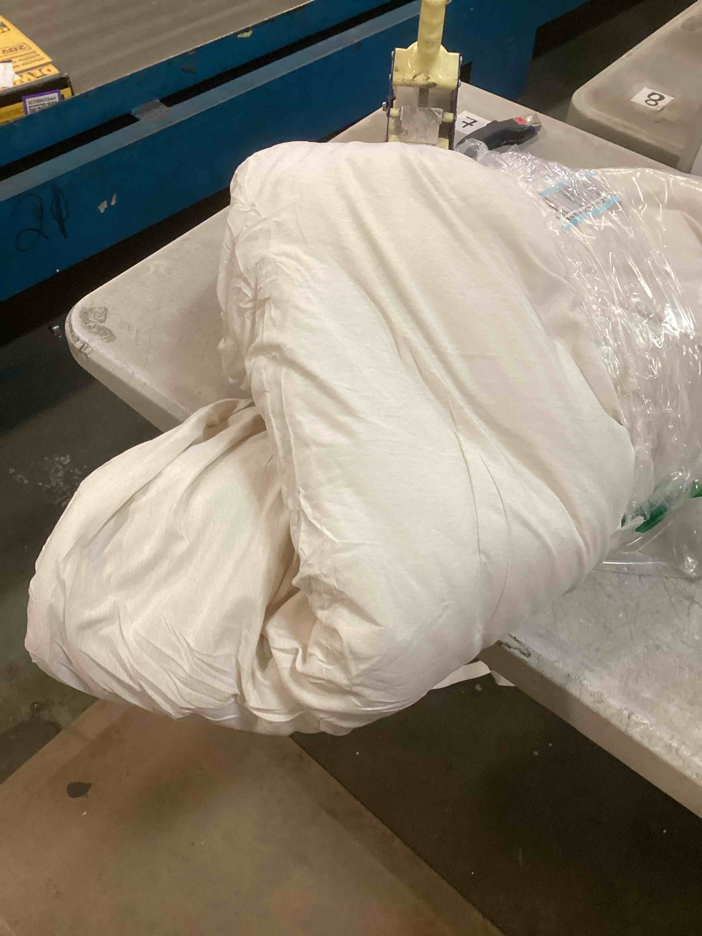 https://s3.amazonaws.com/lotting-images-prod/bidfta/PPE0557861_1729881078920.jpeg