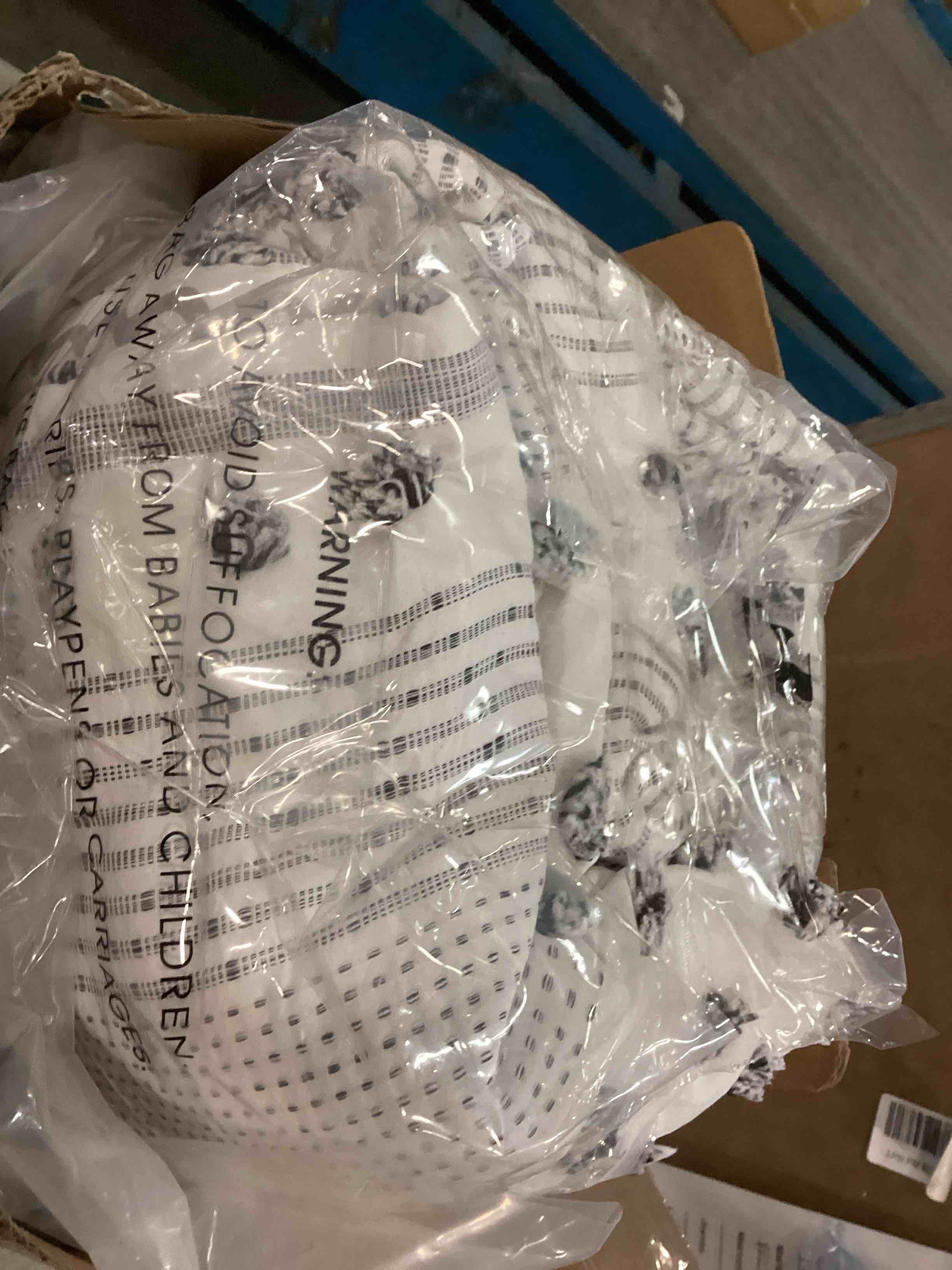 https://s3.amazonaws.com/lotting-images-prod/bidfta/PPE0558091_1730866756542.jpeg