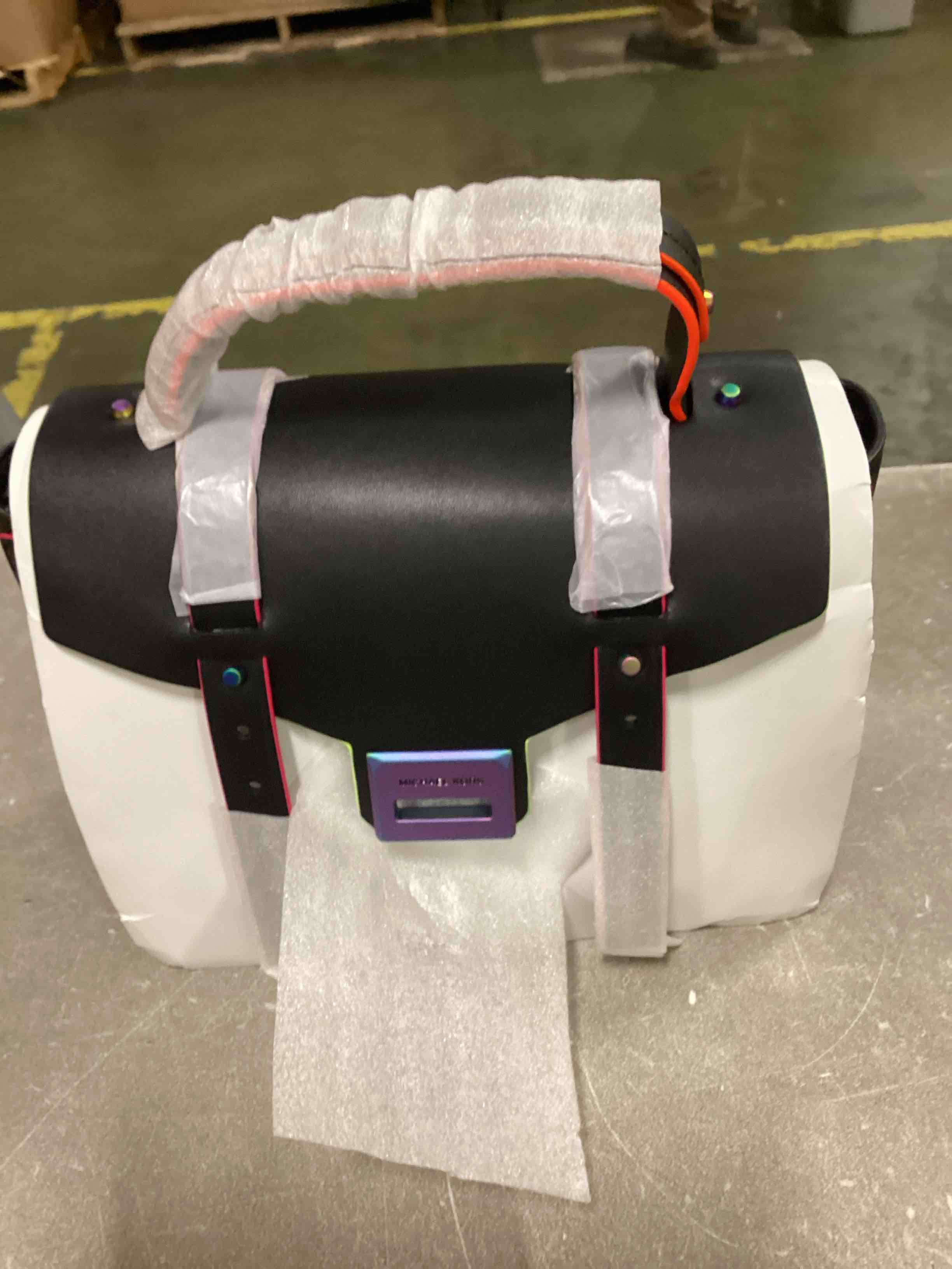 https://s3.amazonaws.com/lotting-images-prod/bidfta/PPE0588668_1732104927625.jpeg