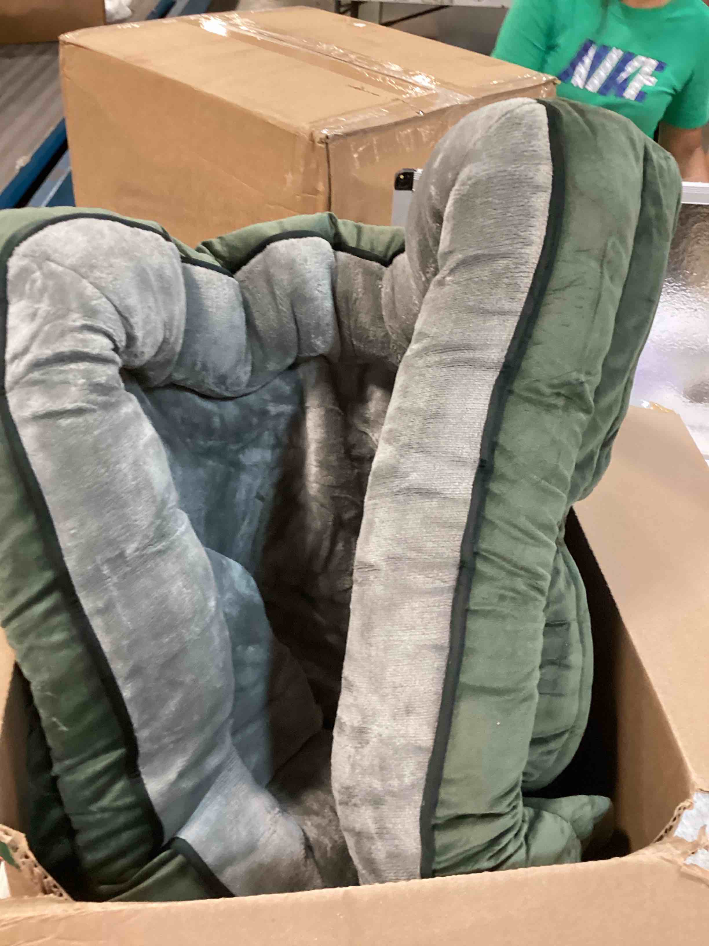 https://s3.amazonaws.com/lotting-images-prod/bidfta/PPE0631083_1730868178924.jpeg