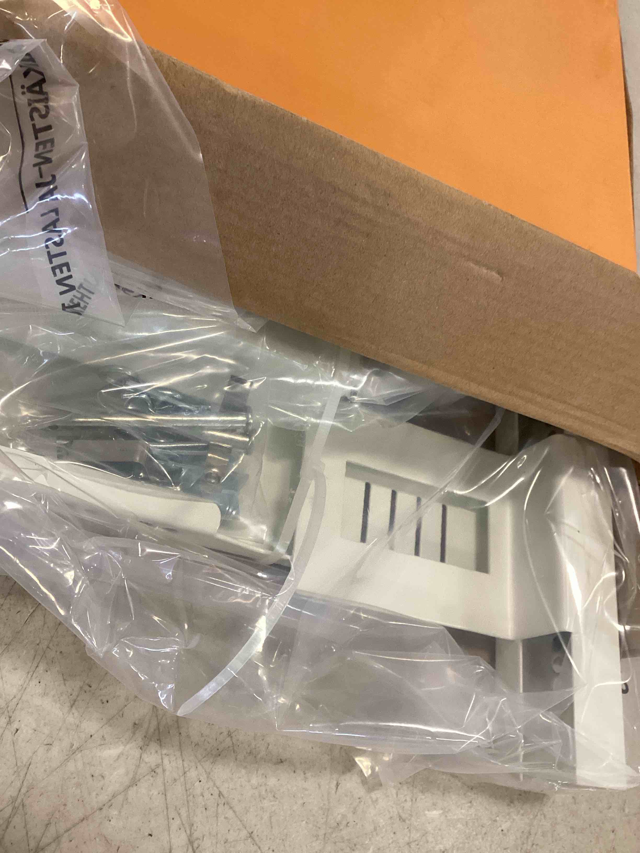 https://s3.amazonaws.com/lotting-images-prod/bidfta/PPE1298237_1745868878780.jpeg
