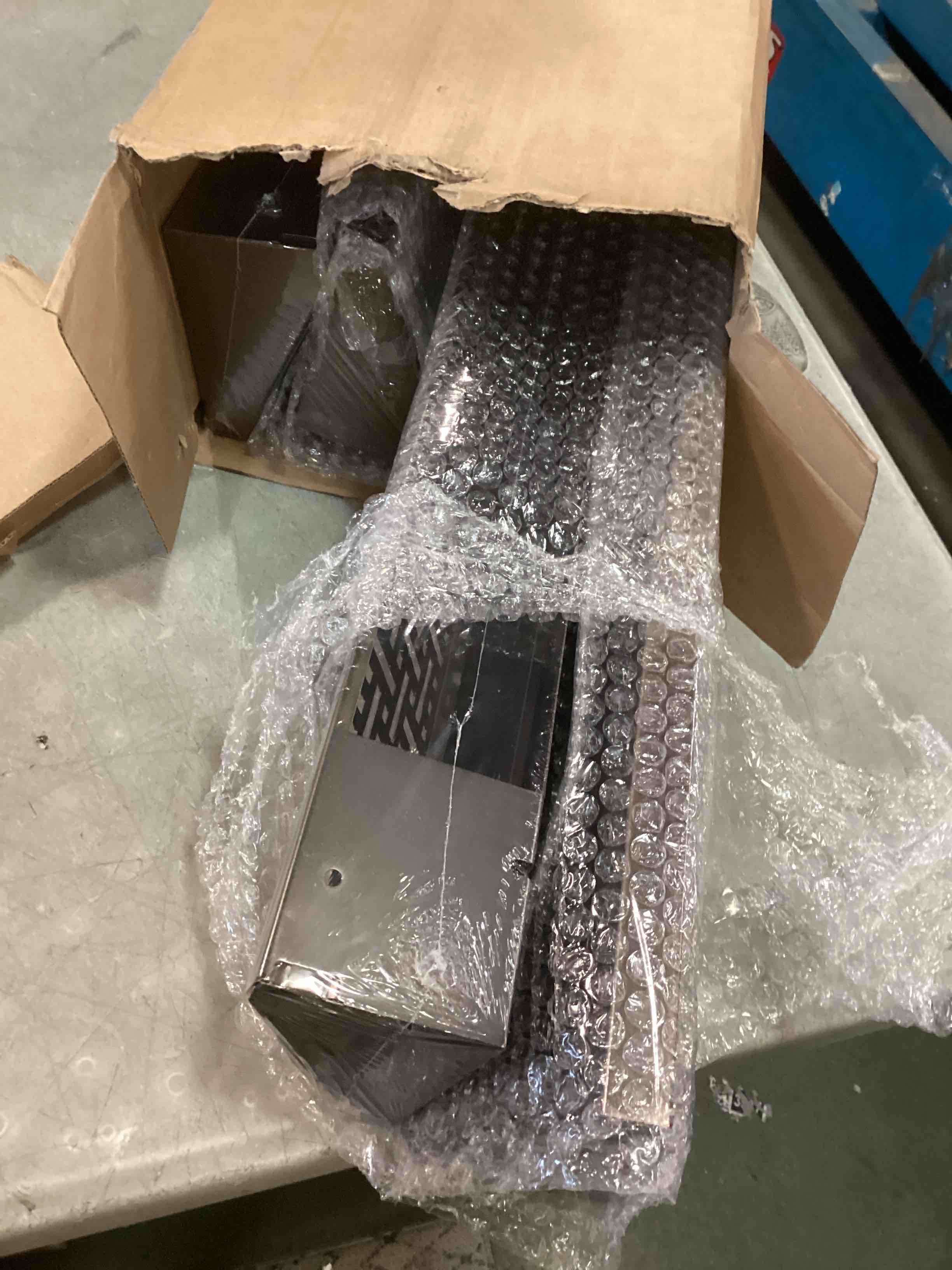 https://s3.amazonaws.com/lotting-images-prod/bidfta/PPE1305014_1745410406069.jpeg