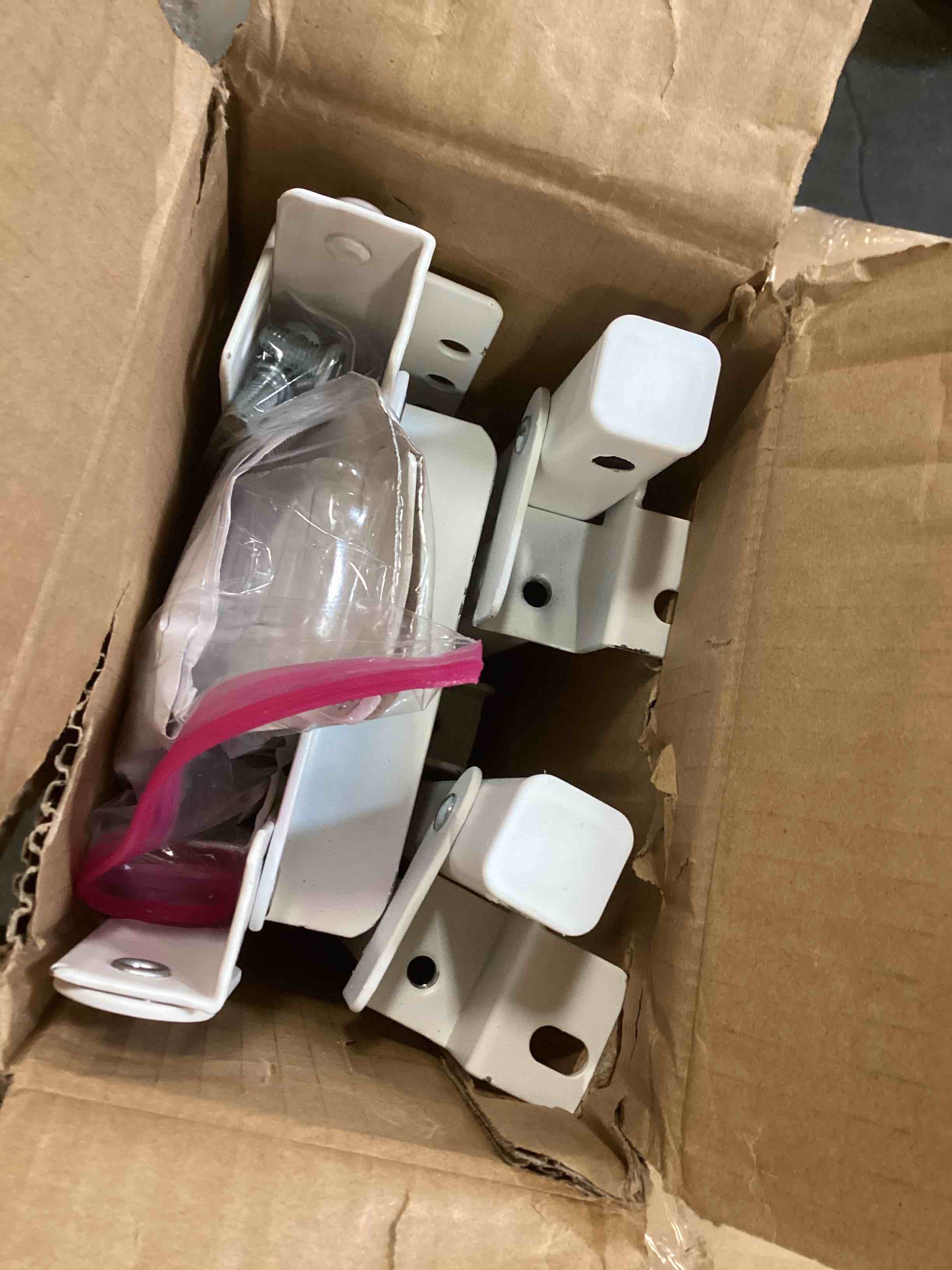 https://s3.amazonaws.com/lotting-images-prod/bidfta/PPE1306140_1744141326924.jpeg