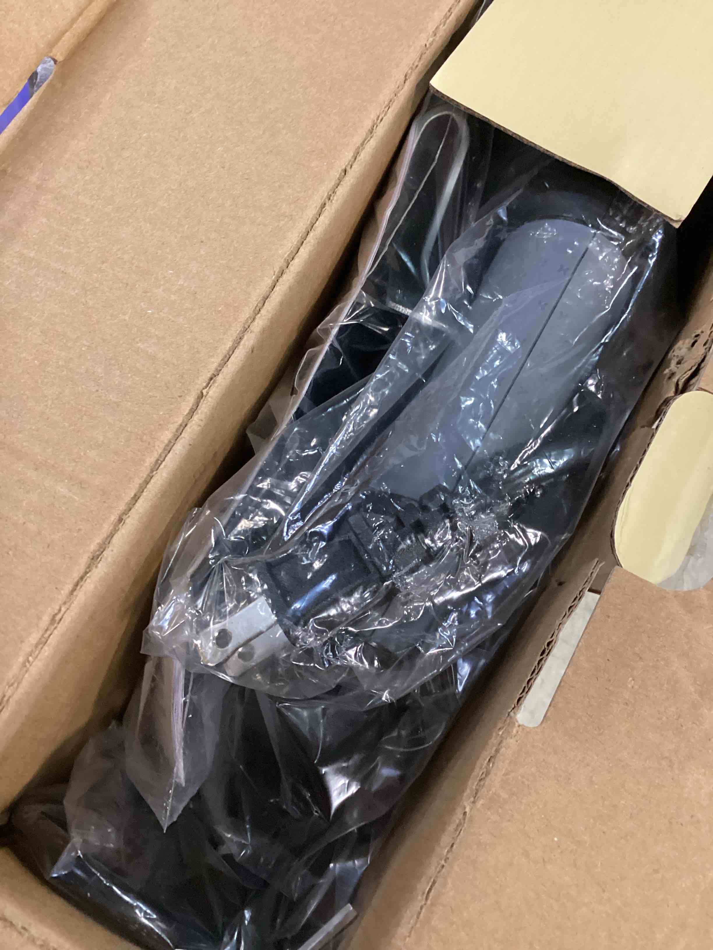 https://s3.amazonaws.com/lotting-images-prod/bidfta/PPE1311272_1746462862779.jpeg