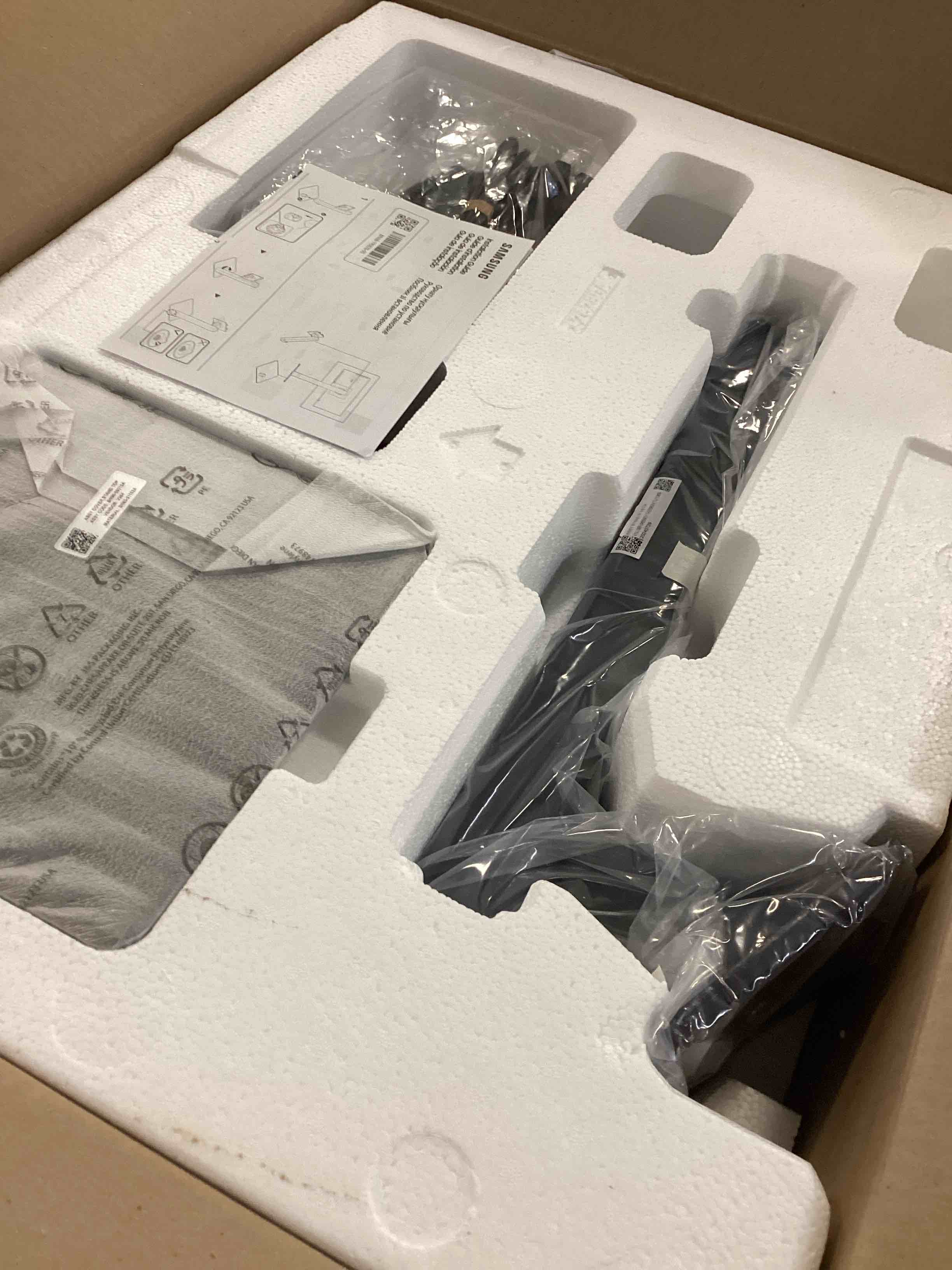 https://s3.amazonaws.com/lotting-images-prod/bidfta/PPE1311590_1746639052865.jpeg