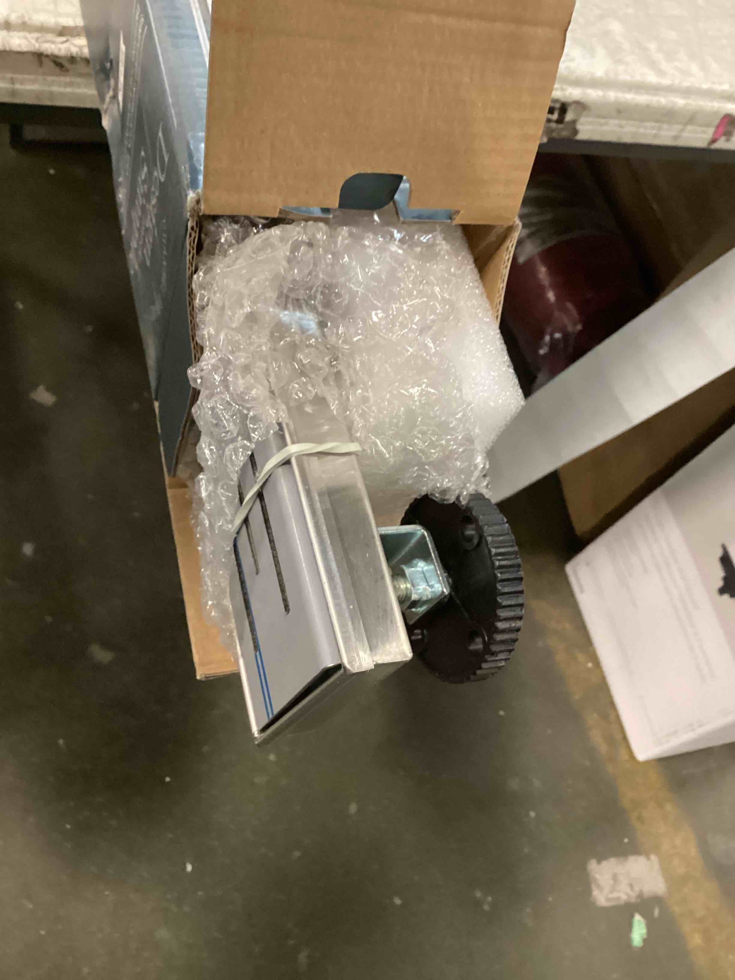 https://s3.amazonaws.com/lotting-images-prod/bidfta/PPE1350589_1742300821526.jpeg
