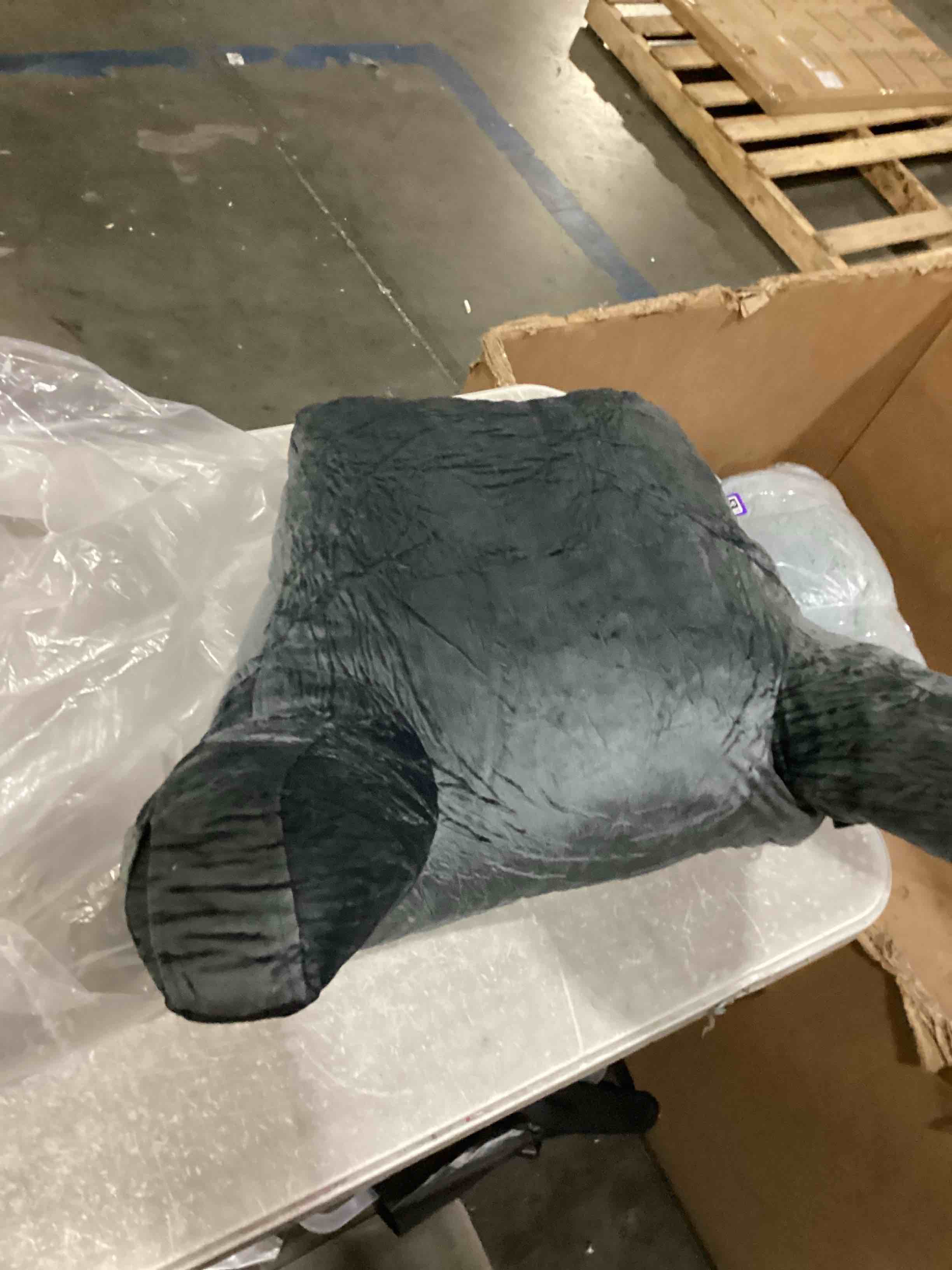 https://s3.amazonaws.com/lotting-images-prod/bidfta/PPE1438759_1742924080455.jpeg