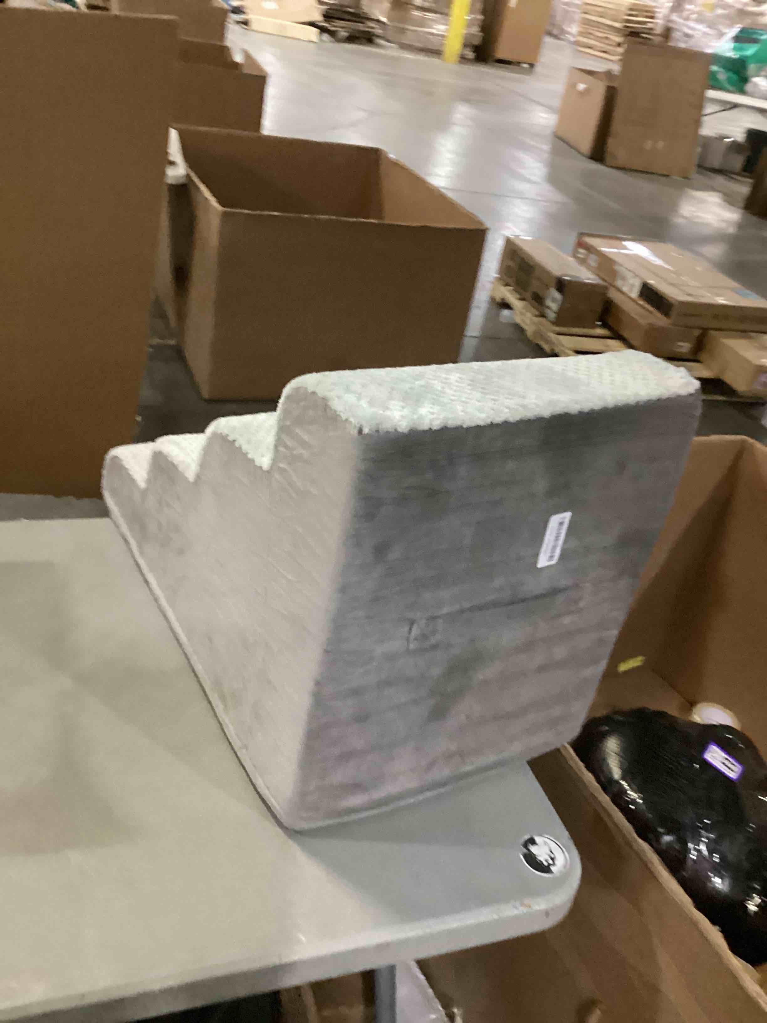 https://s3.amazonaws.com/lotting-images-prod/bidfta/PPE1444653_1740428525864.jpeg