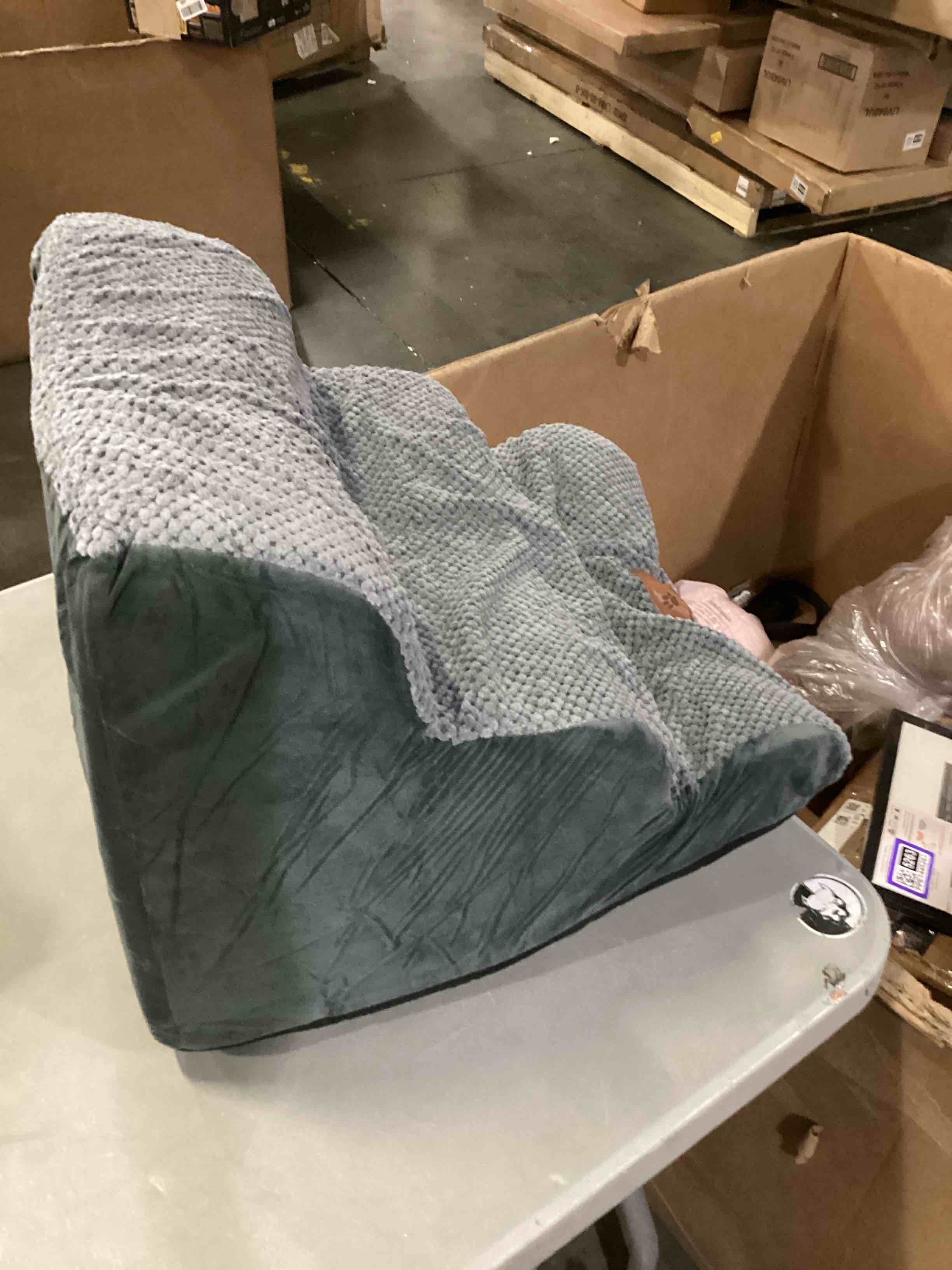 https://s3.amazonaws.com/lotting-images-prod/bidfta/PPE1445264_1741277547638.jpeg