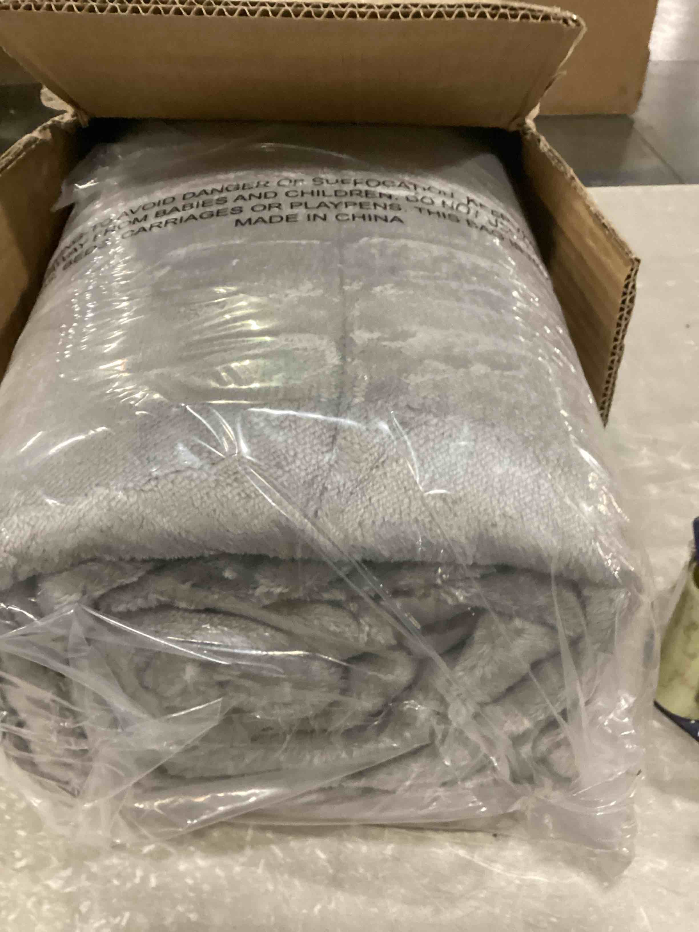 https://s3.amazonaws.com/lotting-images-prod/bidfta/PPE1452119_1740744169939.jpeg