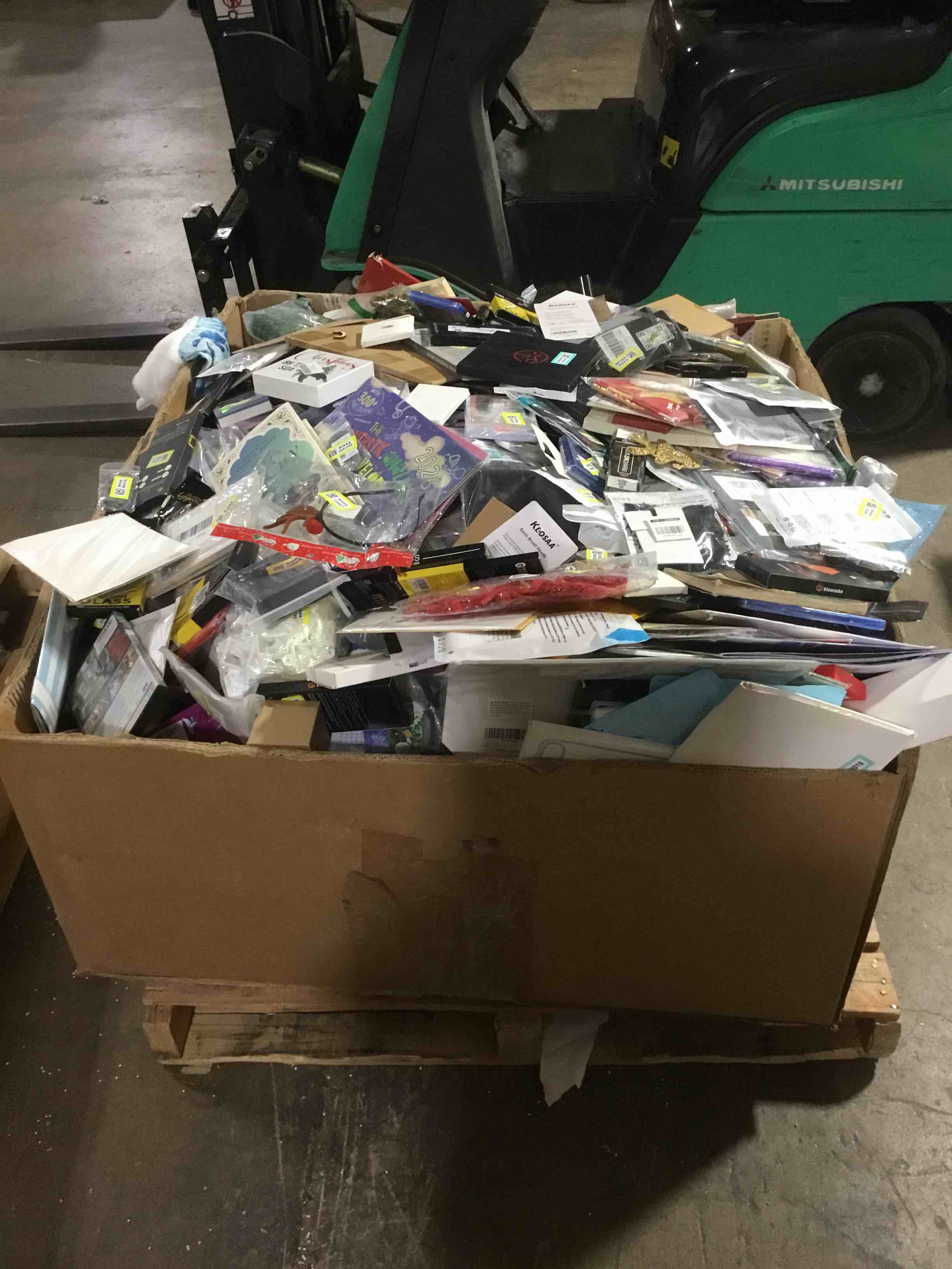 Miscellaneous bin store items skidlot