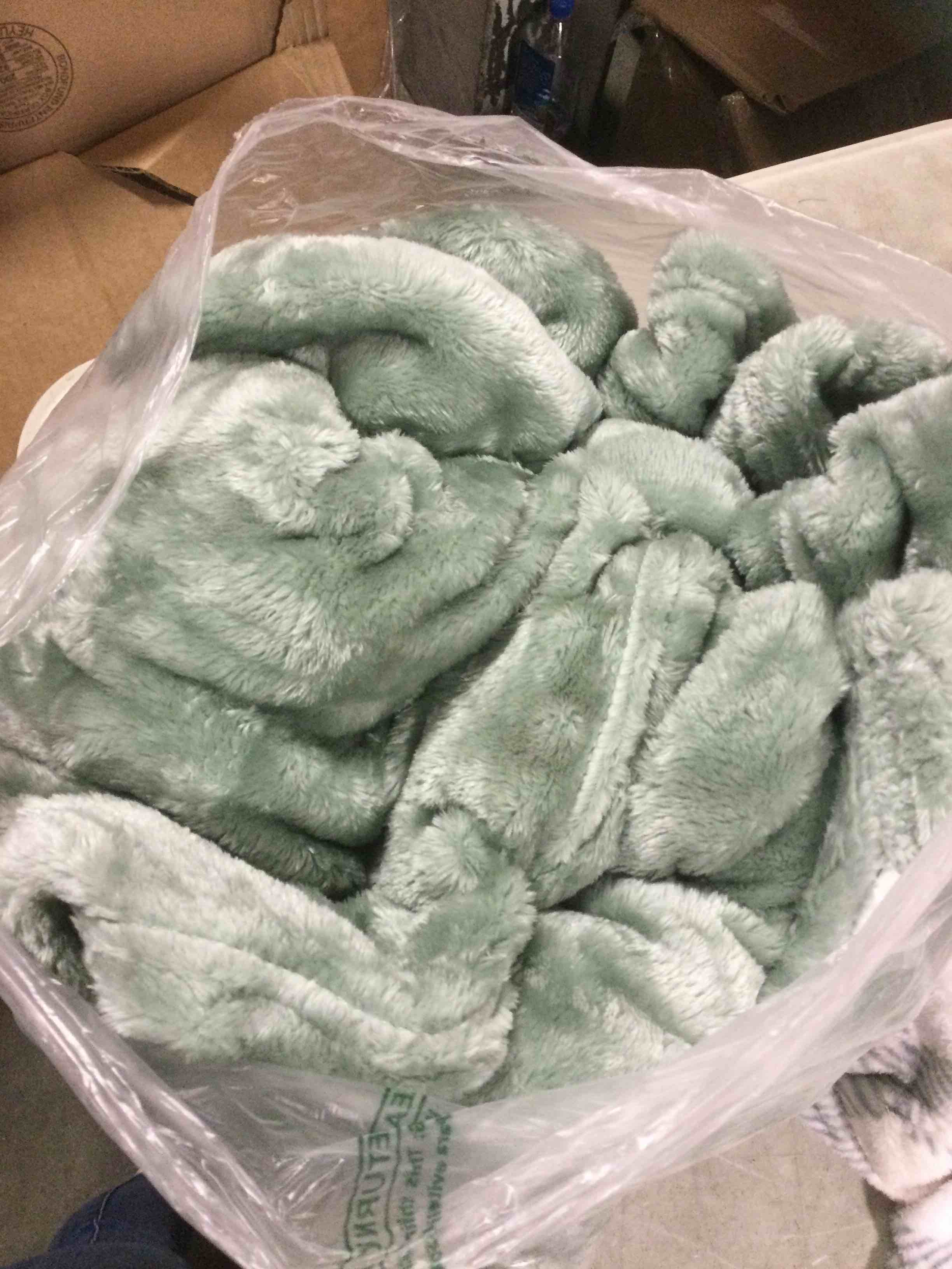 BETTER HOMES & GARDENS Manta Velvet Plush de lump Verde suave tamaño matrimonio 