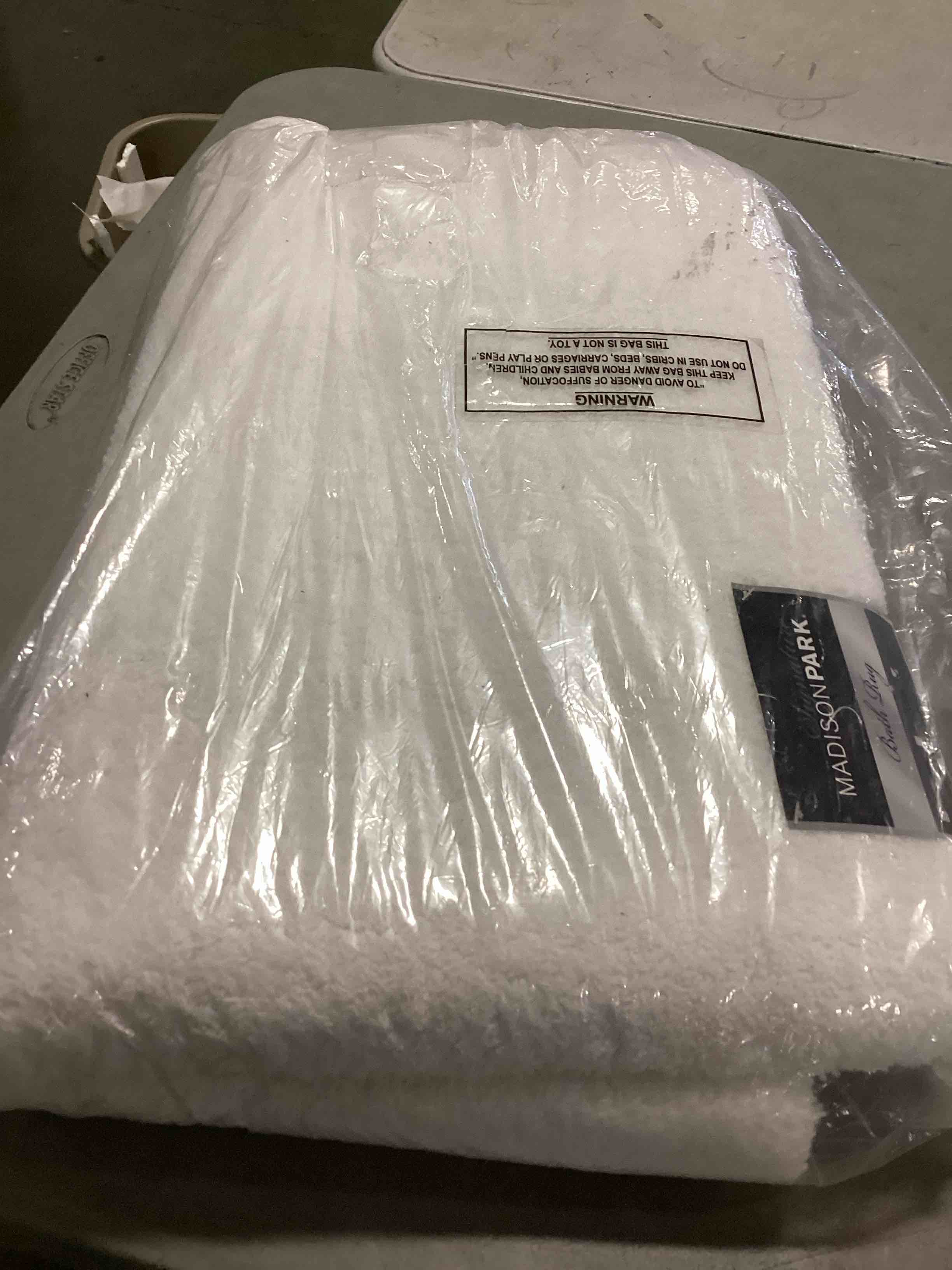 https://s3.amazonaws.com/lotting-images-prod/bidfta/PPE1479503_1733769814060.jpeg