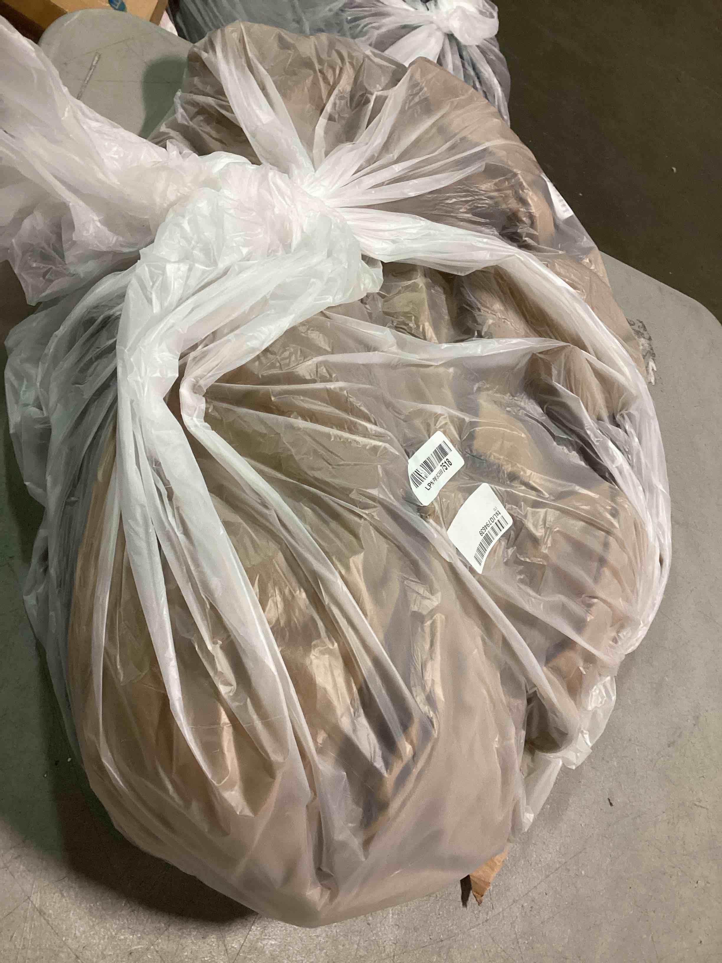 https://s3.amazonaws.com/lotting-images-prod/bidfta/PPE1479908_1734005090265.jpeg