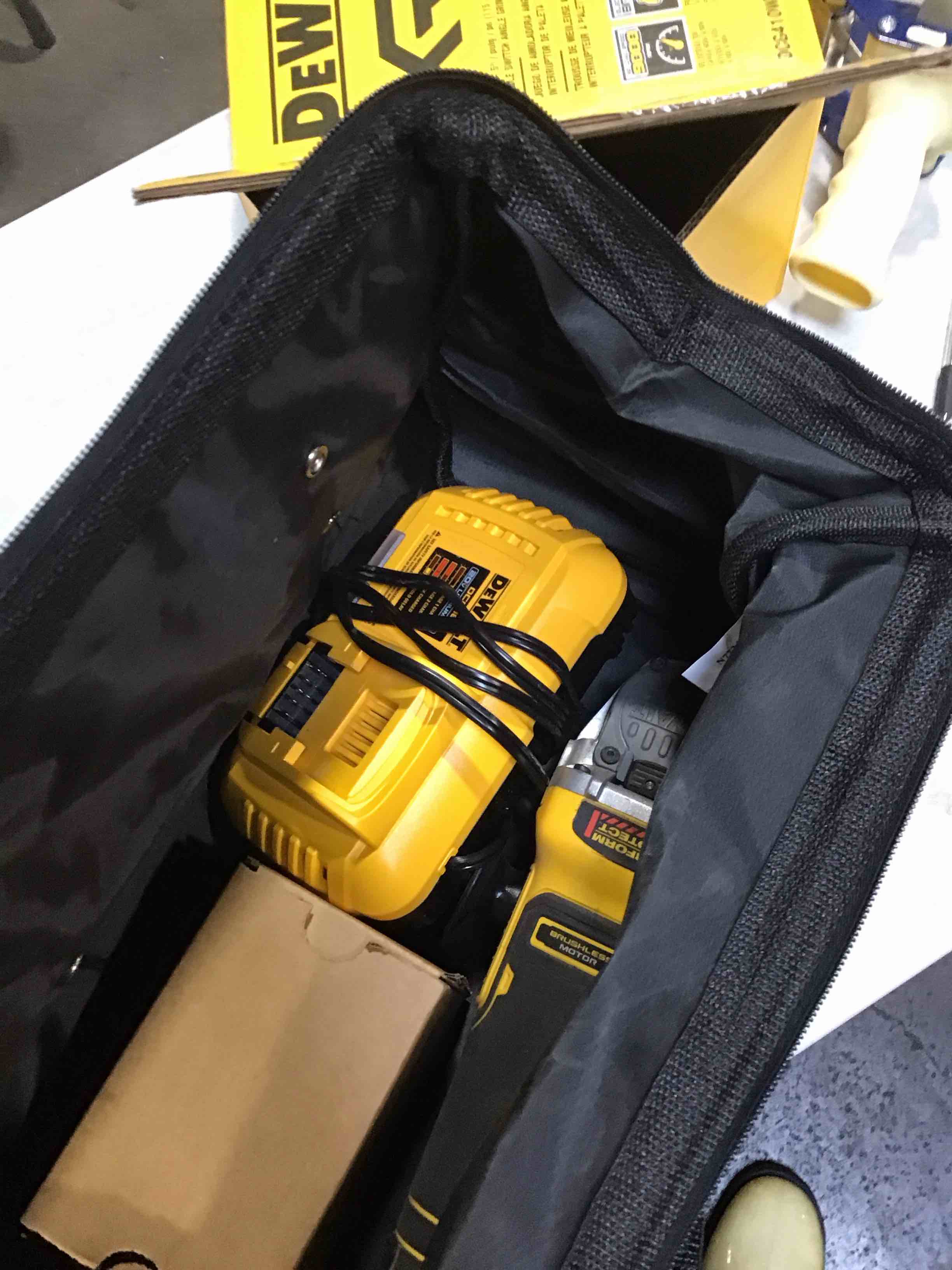 https://s3.amazonaws.com/lotting-images-prod/bidfta/PPE1496370_1736365393620.jpeg