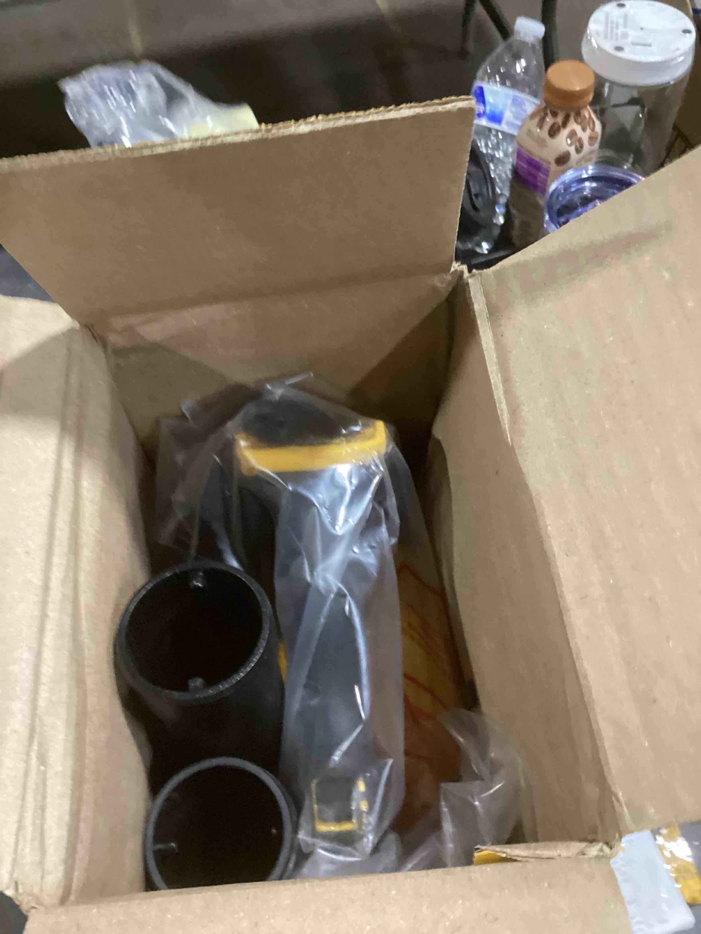 Dewalt Compact Jobsite blower 20v This 20V MAX* Cordless Blower is ideal for clearing debris from the ground and overhead. A 3-speed design offers versatility for a range of jobs, ...