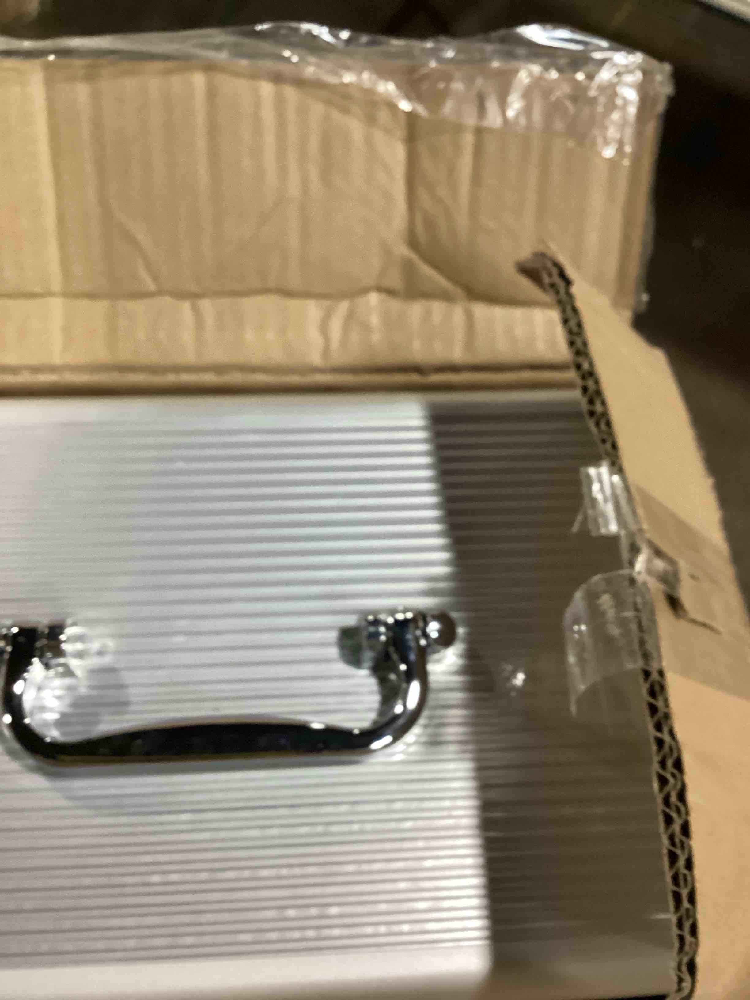 https://s3.amazonaws.com/lotting-images-prod/bidfta/PPE1500965_1738687315566.jpeg