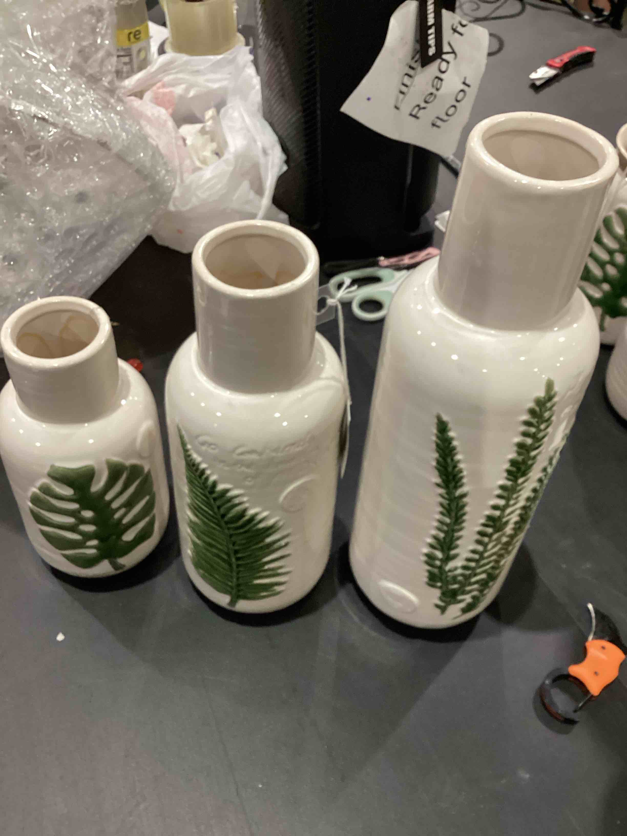 UMA Enterprise 3-Piece White 5" Ceramic Leaf Vase Set